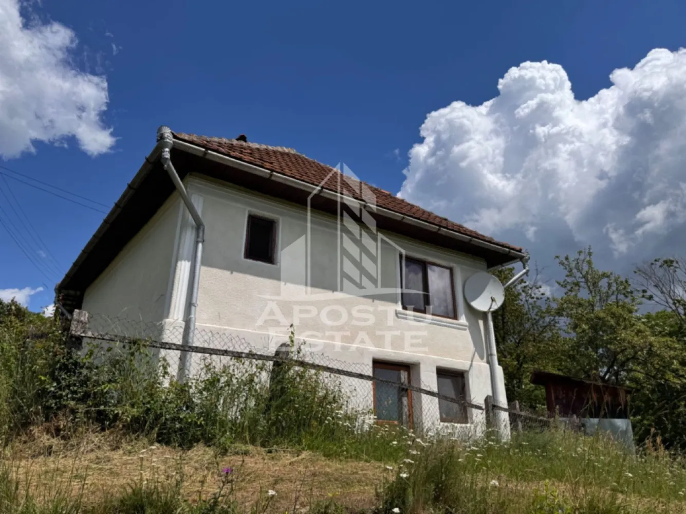 Casa la munte, la cheie, priveliste panoramica, in sat Ret, Hunedoara - Agentie imobiliara, APOSTU ESTATE va ofera spre vanzare o casa la munte, aflata in localitatea Ret, din judetul Hunedoara.

Privelistea panoramica, asupra muntilor din jur, este punctul forte al acestei proprietati.

Actualul proprietar, a renovat casa integral de-a lungul timpului, motiv pentru care locuinta se poate ocupa imediat.

Terenul este intravilan in totalitate si are o suprafata totala de 3534mp.

Casa are o suprafata utila de 88mp si este compartimentata astfel:
Constructie 1:
- 2 camere
- 1 bucatarie
- 1 baie cu geam
- 1 hol de acces
- 1 beci de 13mp
- 1 terasa de 15mp

Constructie 2:
- 1 camera
- 1 bucatarie de vara
- 1 terasa de 15mp

Confortul termic este asigurat prin intermediul sobelor de teracota.

Apa curenta, este asigurata de la 2 izvoare de munte care nu au secat niciodata, printr-o instalatie prin cadere. Iar canalizarea este cu fosa septica.

Pe proprietate se afla si o sura facuta din lemn, aflata intr-o stare buna.

Amplasarea proprietatii, pe o coama de munte, ofera toata intimitatea la care te poti gandi, liniste, dar mai ales, un trai in conformitate cu natura.

La o distanta de 2 km fata de casa, avem magazin alimentar.

Oferim consultanta gratuita cu privire la obtinerea creditelor bancare pentru achizitii imobiliare.

Nu ezitati sa ne contactati pentru stabilirea unei vizionari sau alte detalii suplimentare.

ID intern: CP3149972