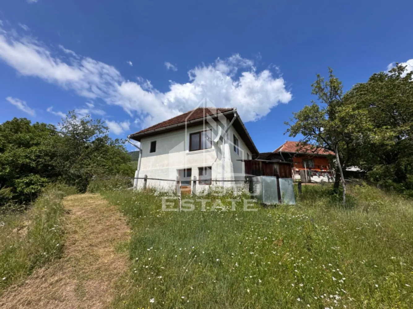 Casa la munte, la cheie, priveliste panoramica, in sat Ret, Hunedoara - Agentie imobiliara, APOSTU ESTATE va ofera spre vanzare o casa la munte, aflata in localitatea Ret, din judetul Hunedoara.

Privelistea panoramica, asupra muntilor din jur, este punctul forte al acestei proprietati.

Actualul proprietar, a renovat casa integral de-a lungul timpului, motiv pentru care locuinta se poate ocupa imediat.

Terenul este intravilan in totalitate si are o suprafata totala de 3534mp.

Casa are o suprafata utila de 88mp si este compartimentata astfel:
Constructie 1:
- 2 camere
- 1 bucatarie
- 1 baie cu geam
- 1 hol de acces
- 1 beci de 13mp
- 1 terasa de 15mp

Constructie 2:
- 1 camera
- 1 bucatarie de vara
- 1 terasa de 15mp

Confortul termic este asigurat prin intermediul sobelor de teracota.

Apa curenta, este asigurata de la 2 izvoare de munte care nu au secat niciodata, printr-o instalatie prin cadere. Iar canalizarea este cu fosa septica.

Pe proprietate se afla si o sura facuta din lemn, aflata intr-o stare buna.

Amplasarea proprietatii, pe o coama de munte, ofera toata intimitatea la care te poti gandi, liniste, dar mai ales, un trai in conformitate cu natura.

La o distanta de 2 km fata de casa, avem magazin alimentar.

Oferim consultanta gratuita cu privire la obtinerea creditelor bancare pentru achizitii imobiliare.

Nu ezitati sa ne contactati pentru stabilirea unei vizionari sau alte detalii suplimentare.

ID intern: CP3149972
