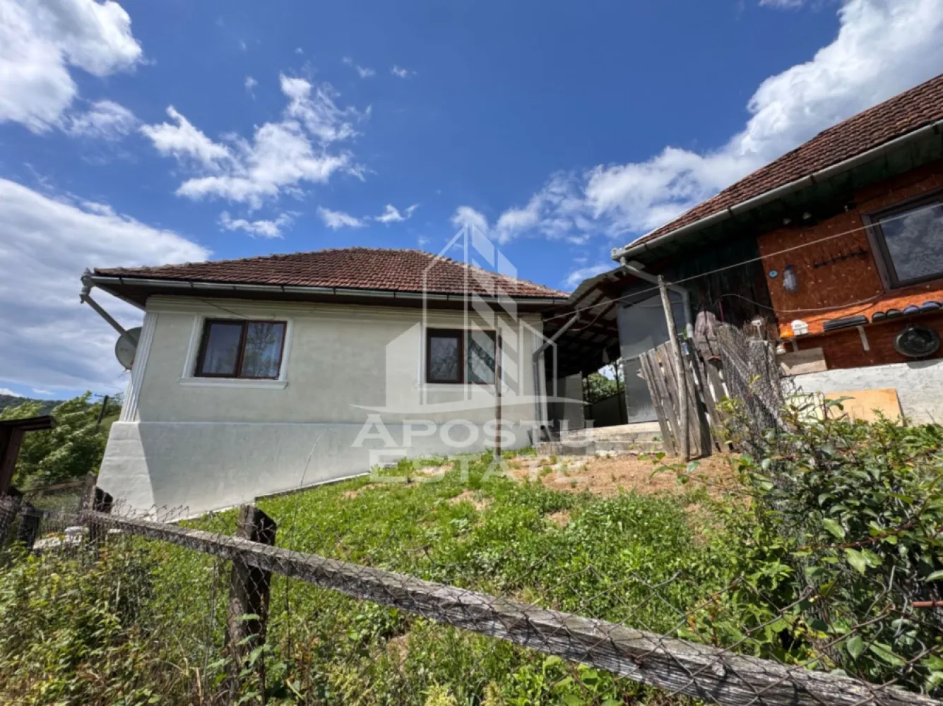 Casa la munte, la cheie, priveliste panoramica, in sat Ret, Hunedoara - Agentie imobiliara, APOSTU ESTATE va ofera spre vanzare o casa la munte, aflata in localitatea Ret, din judetul Hunedoara.

Privelistea panoramica, asupra muntilor din jur, este punctul forte al acestei proprietati.

Actualul proprietar, a renovat casa integral de-a lungul timpului, motiv pentru care locuinta se poate ocupa imediat.

Terenul este intravilan in totalitate si are o suprafata totala de 3534mp.

Casa are o suprafata utila de 88mp si este compartimentata astfel:
Constructie 1:
- 2 camere
- 1 bucatarie
- 1 baie cu geam
- 1 hol de acces
- 1 beci de 13mp
- 1 terasa de 15mp

Constructie 2:
- 1 camera
- 1 bucatarie de vara
- 1 terasa de 15mp

Confortul termic este asigurat prin intermediul sobelor de teracota.

Apa curenta, este asigurata de la 2 izvoare de munte care nu au secat niciodata, printr-o instalatie prin cadere. Iar canalizarea este cu fosa septica.

Pe proprietate se afla si o sura facuta din lemn, aflata intr-o stare buna.

Amplasarea proprietatii, pe o coama de munte, ofera toata intimitatea la care te poti gandi, liniste, dar mai ales, un trai in conformitate cu natura.

La o distanta de 2 km fata de casa, avem magazin alimentar.

Oferim consultanta gratuita cu privire la obtinerea creditelor bancare pentru achizitii imobiliare.

Nu ezitati sa ne contactati pentru stabilirea unei vizionari sau alte detalii suplimentare.

ID intern: CP3149972