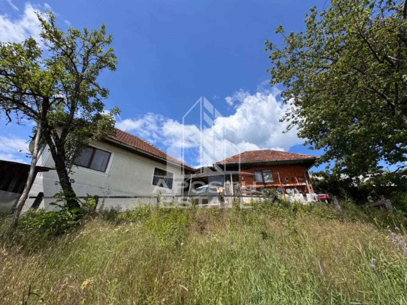 Casa la munte, la cheie, priveliste panoramica, in sat Ret, Hunedoara - Agentie imobiliara, APOSTU ESTATE va ofera spre vanzare o casa la munte, aflata in localitatea Ret, din judetul Hunedoara.

Privelistea panoramica, asupra muntilor din jur, este punctul forte al acestei proprietati.

Actualul proprietar, a renovat casa integral de-a lungul timpului, motiv pentru care locuinta se poate ocupa imediat.

Terenul este intravilan in totalitate si are o suprafata totala de 3534mp.

Casa are o suprafata utila de 88mp si este compartimentata astfel:
Constructie 1:
- 2 camere
- 1 bucatarie
- 1 baie cu geam
- 1 hol de acces
- 1 beci de 13mp
- 1 terasa de 15mp

Constructie 2:
- 1 camera
- 1 bucatarie de vara
- 1 terasa de 15mp

Confortul termic este asigurat prin intermediul sobelor de teracota.

Apa curenta, este asigurata de la 2 izvoare de munte care nu au secat niciodata, printr-o instalatie prin cadere. Iar canalizarea este cu fosa septica.

Pe proprietate se afla si o sura facuta din lemn, aflata intr-o stare buna.

Amplasarea proprietatii, pe o coama de munte, ofera toata intimitatea la care te poti gandi, liniste, dar mai ales, un trai in conformitate cu natura.

La o distanta de 2 km fata de casa, avem magazin alimentar.

Oferim consultanta gratuita cu privire la obtinerea creditelor bancare pentru achizitii imobiliare.

Nu ezitati sa ne contactati pentru stabilirea unei vizionari sau alte detalii suplimentare.

ID intern: CP3149972
