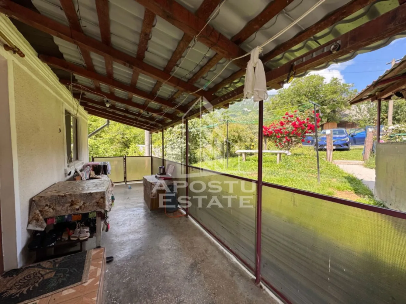 Casa la munte, la cheie, priveliste panoramica, in sat Ret, Hunedoara - Agentie imobiliara, APOSTU ESTATE va ofera spre vanzare o casa la munte, aflata in localitatea Ret, din judetul Hunedoara.

Privelistea panoramica, asupra muntilor din jur, este punctul forte al acestei proprietati.

Actualul proprietar, a renovat casa integral de-a lungul timpului, motiv pentru care locuinta se poate ocupa imediat.

Terenul este intravilan in totalitate si are o suprafata totala de 3534mp.

Casa are o suprafata utila de 88mp si este compartimentata astfel:
Constructie 1:
- 2 camere
- 1 bucatarie
- 1 baie cu geam
- 1 hol de acces
- 1 beci de 13mp
- 1 terasa de 15mp

Constructie 2:
- 1 camera
- 1 bucatarie de vara
- 1 terasa de 15mp

Confortul termic este asigurat prin intermediul sobelor de teracota.

Apa curenta, este asigurata de la 2 izvoare de munte care nu au secat niciodata, printr-o instalatie prin cadere. Iar canalizarea este cu fosa septica.

Pe proprietate se afla si o sura facuta din lemn, aflata intr-o stare buna.

Amplasarea proprietatii, pe o coama de munte, ofera toata intimitatea la care te poti gandi, liniste, dar mai ales, un trai in conformitate cu natura.

La o distanta de 2 km fata de casa, avem magazin alimentar.

Oferim consultanta gratuita cu privire la obtinerea creditelor bancare pentru achizitii imobiliare.

Nu ezitati sa ne contactati pentru stabilirea unei vizionari sau alte detalii suplimentare.

ID intern: CP3149972