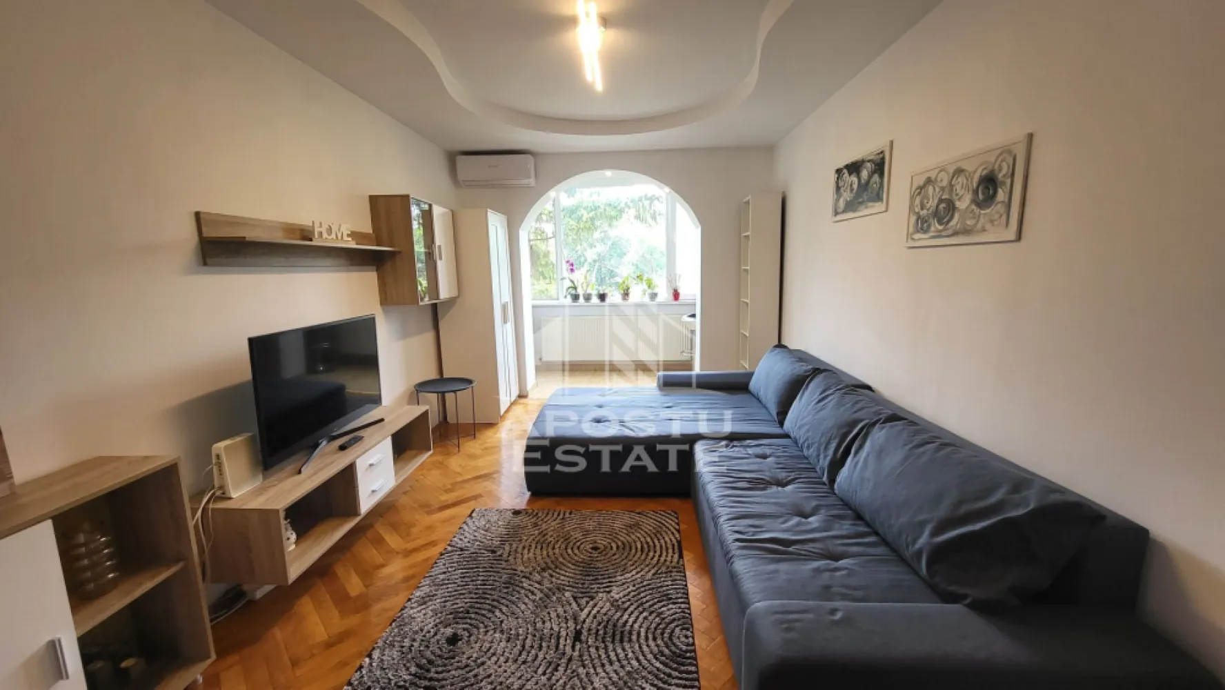 Apartament 2 camere ULTRACENTRAL - APOSTU ESTATE va ofera spre inchiriere apartament cu 2 camere decomandat situat Ultracentral. Imobilul dispune de o suprafata utila de 58 mp etajul 2 al unui bloc situat intr-o zona e linistita si totodata cu numeroase puncte de interes: -gradinite scoli -supermarketuri - -mijloace de transport .

Este complet mobilat si utilat modern.

Apartamenul dispune de terasa proprie.

Confortul termic este realizat cu ajutorul centralei pe gaz.

Nu exista dificultati in gasirea unui loc de parcare exista locuri atat in fata cat si in spatele blocului.

Pret: 550 euro+garantie.
Disponibil din 1 Iulie!

Va asteptam cu drag la o vizionare!