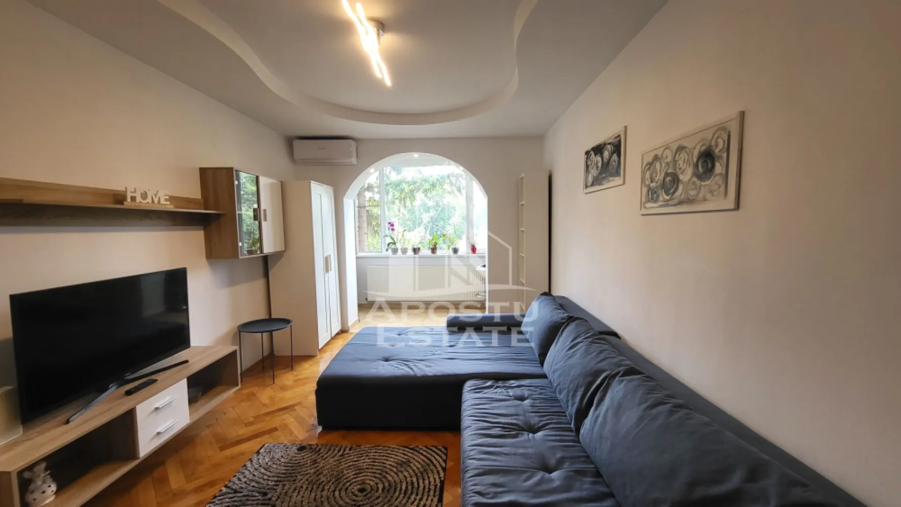 Apartament 2 camere ULTRACENTRAL - APOSTU ESTATE va ofera spre inchiriere apartament cu 2 camere decomandat situat Ultracentral. Imobilul dispune de o suprafata utila de 58 mp etajul 2 al unui bloc situat intr-o zona e linistita si totodata cu numeroase puncte de interes: -gradinite scoli -supermarketuri - -mijloace de transport .

Este complet mobilat si utilat modern.

Apartamenul dispune de terasa proprie.

Confortul termic este realizat cu ajutorul centralei pe gaz.

Nu exista dificultati in gasirea unui loc de parcare exista locuri atat in fata cat si in spatele blocului.

Pret: 550 euro+garantie.
Disponibil din 1 Iulie!

Va asteptam cu drag la o vizionare!