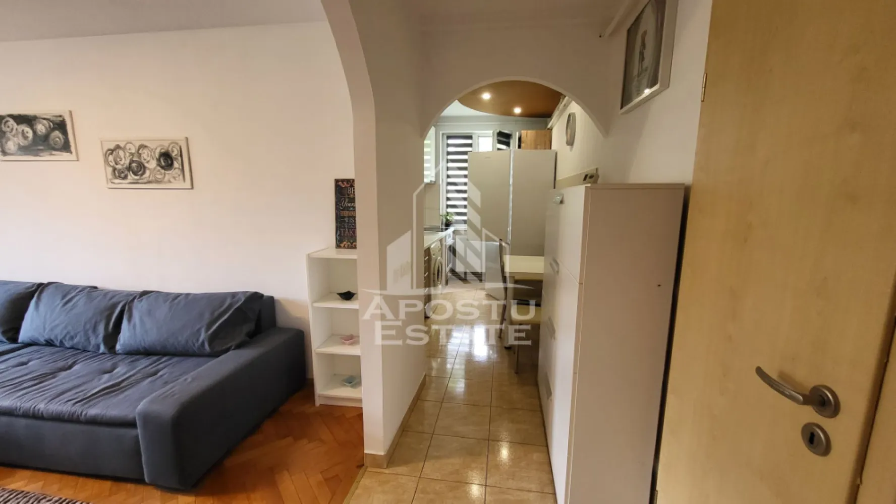 Apartament 2 camere ULTRACENTRAL - APOSTU ESTATE va ofera spre inchiriere apartament cu 2 camere decomandat situat Ultracentral. Imobilul dispune de o suprafata utila de 58 mp etajul 2 al unui bloc situat intr-o zona e linistita si totodata cu numeroase puncte de interes: -gradinite scoli -supermarketuri - -mijloace de transport .

Este complet mobilat si utilat modern.

Apartamenul dispune de terasa proprie.

Confortul termic este realizat cu ajutorul centralei pe gaz.

Nu exista dificultati in gasirea unui loc de parcare exista locuri atat in fata cat si in spatele blocului.

Pret: 550 euro+garantie.
Disponibil din 1 Iulie!

Va asteptam cu drag la o vizionare!