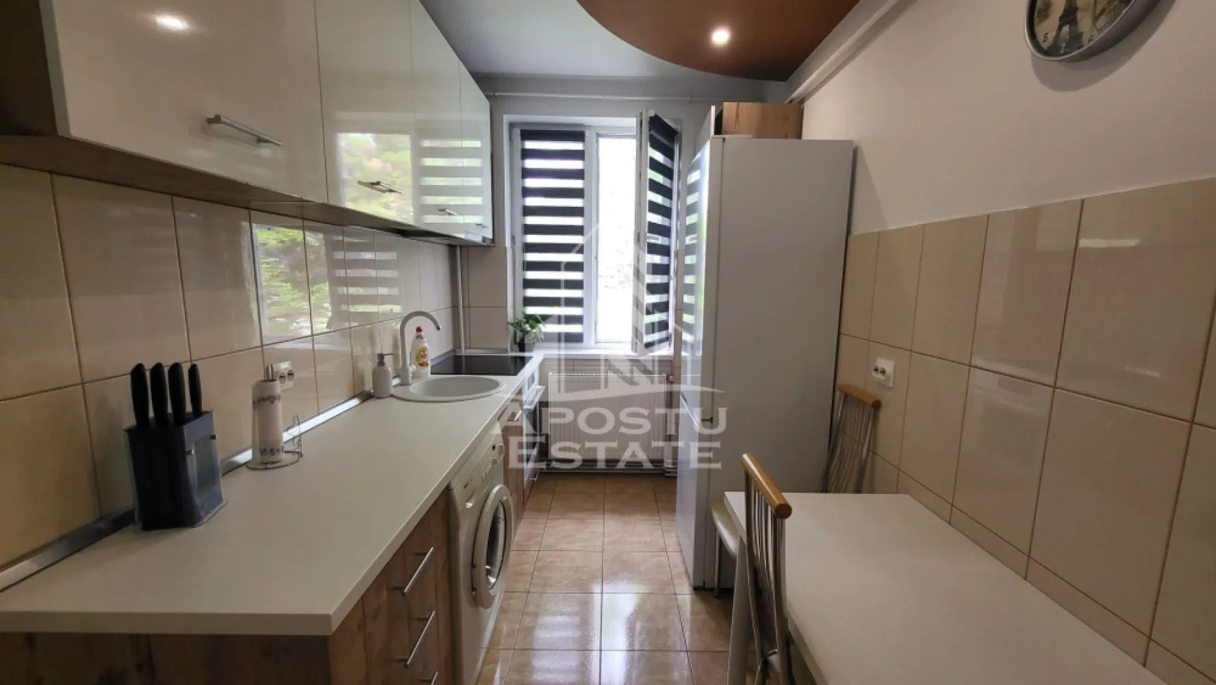 Apartament 2 camere ULTRACENTRAL - APOSTU ESTATE va ofera spre inchiriere apartament cu 2 camere decomandat situat Ultracentral. Imobilul dispune de o suprafata utila de 58 mp etajul 2 al unui bloc situat intr-o zona e linistita si totodata cu numeroase puncte de interes: -gradinite scoli -supermarketuri - -mijloace de transport .

Este complet mobilat si utilat modern.

Apartamenul dispune de terasa proprie.

Confortul termic este realizat cu ajutorul centralei pe gaz.

Nu exista dificultati in gasirea unui loc de parcare exista locuri atat in fata cat si in spatele blocului.

Pret: 550 euro+garantie.
Disponibil din 1 Iulie!

Va asteptam cu drag la o vizionare!