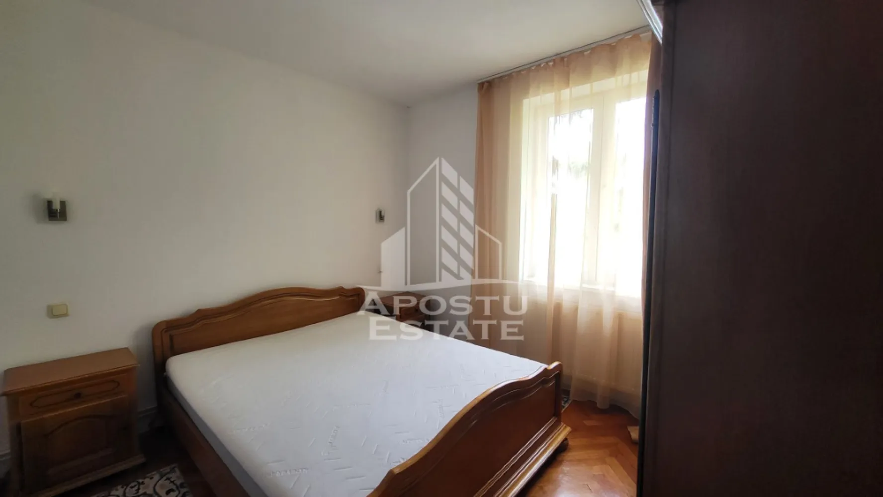 Apartament 2 camere ULTRACENTRAL - APOSTU ESTATE va ofera spre inchiriere apartament cu 2 camere decomandat situat Ultracentral. Imobilul dispune de o suprafata utila de 58 mp etajul 2 al unui bloc situat intr-o zona e linistita si totodata cu numeroase puncte de interes: -gradinite scoli -supermarketuri - -mijloace de transport .

Este complet mobilat si utilat modern.

Apartamenul dispune de terasa proprie.

Confortul termic este realizat cu ajutorul centralei pe gaz.

Nu exista dificultati in gasirea unui loc de parcare exista locuri atat in fata cat si in spatele blocului.

Pret: 550 euro+garantie.
Disponibil din 1 Iulie!

Va asteptam cu drag la o vizionare!