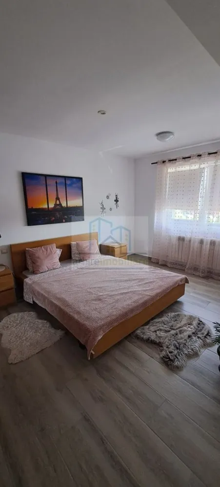 Apartament 2 camere decomandat | Confort Park – Vitan Bârzești | - ✨ Apartament 2 camere decomandat | Confort Park – Șos. Vitan Bârzești | Investiție ideală ✨ Loc de parcare inclus in pret!!

ArhireImobiliare vă propune spre vânzare un apartament de 2 camere decomandat, situat în complexul rezidențial Confort Park, pe Șoseaua Vitan Bârzești, într-un imobil solid construit în 2008, la etajul 5 din 11 – poziționare ideală, echilibrată între accesibilitate și confort.

Proprietatea a fost renovată integral și se vinde complet mobilată și utilată , exact ca în fotografii, oferind viitorului proprietar avantajul major de a nu investi nici timp, nici bani suplimentari. Apartamentul este pregătit pentru închiriere imediată, fiind o alegere excelentă pentru investitori.

⭐ Avantaje principale:
Compartimentare decomandată, eficientă și căutată pe piață
Renovare completă, finisaje moderne
Se vinde mobilat și utilat complet
Centrală termică proprie – costuri reduse de întreținere
Electrocasnice incluse:
plită pe gaz, cuptor electric, mașină de spălat, frigider, cuptor cu microunde, TV Smart, aer condiționat
Etaj intermediar (5/11) – foarte apreciat pentru închiriere

📍 Localizare excelentă:

În proximitate se află La Cocoș, Brico Depot, Auchan, centre comerciale și multiple facilități urbane, cu acces rapid către principalele artere ale orașului București – un avantaj major pentru atractivitatea la închiriere.

💰 Investiție sigură:
Randament estimat chirie: 450 – 500 € / lună
Ideal pentru investiție pe termen lung, cu cerere constantă pe piața de închirieri.

Loc de parcare inclus in pret!!

📌 Detalii financiare:

Preț: 90.800 € (Usor Negociabil)

Se acceptă credit ipotecar
Disponibil imediat
Va asteptam la vizionare