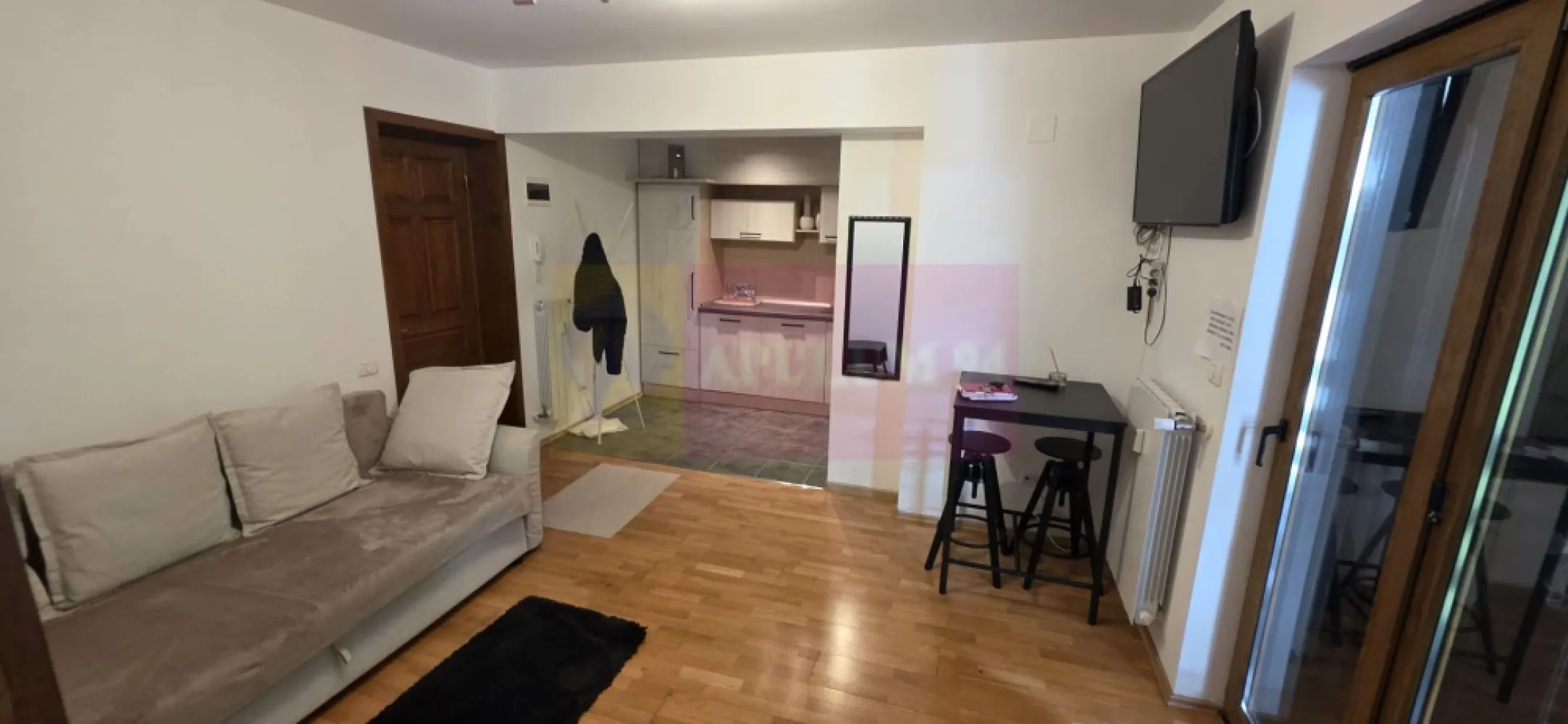 Apartament cu 2 camere de vanzare in Sinaia - Apartament de lux cu 2 camere de vânzare în Sinaia – ideal pentru locuit sau investiție turistică!

Descoperă confortul și eleganța într-un imobil modern finalizat în 2023, situat într-o zonă liniștită din Sinaia, în apropierea renumitului cartier Furnica și cu o superbă vedere către pădure.

Caracteristici principale:
2 camere complet mobilate și utilate
Suprafață utilă: 40 mp
Suprafață construită: 50 mp
Balcon generos de 10 mp, amenajat cu masă și scaune
Etaj 2
Finisaje premium și mobilier de calitate
Încălzire prin centrală proprie a blocului
Sistem de supraveghere video
Acces controlat în imobil
Priveliște către pădure și aer curat de munte

Localizare excelentă, aproape de centrul stațiunii și de principalele atracții turistice.

Oportunitate excelentă pentru investiție! Apartamentul poate fi exploatat imediat în regim hotelier/turistic, având un potențial foarte bun de închiriere pe tot parcursul anului.

Pentru detalii și vizionări Agentia Imobiliara Mervani: 0729 935 536