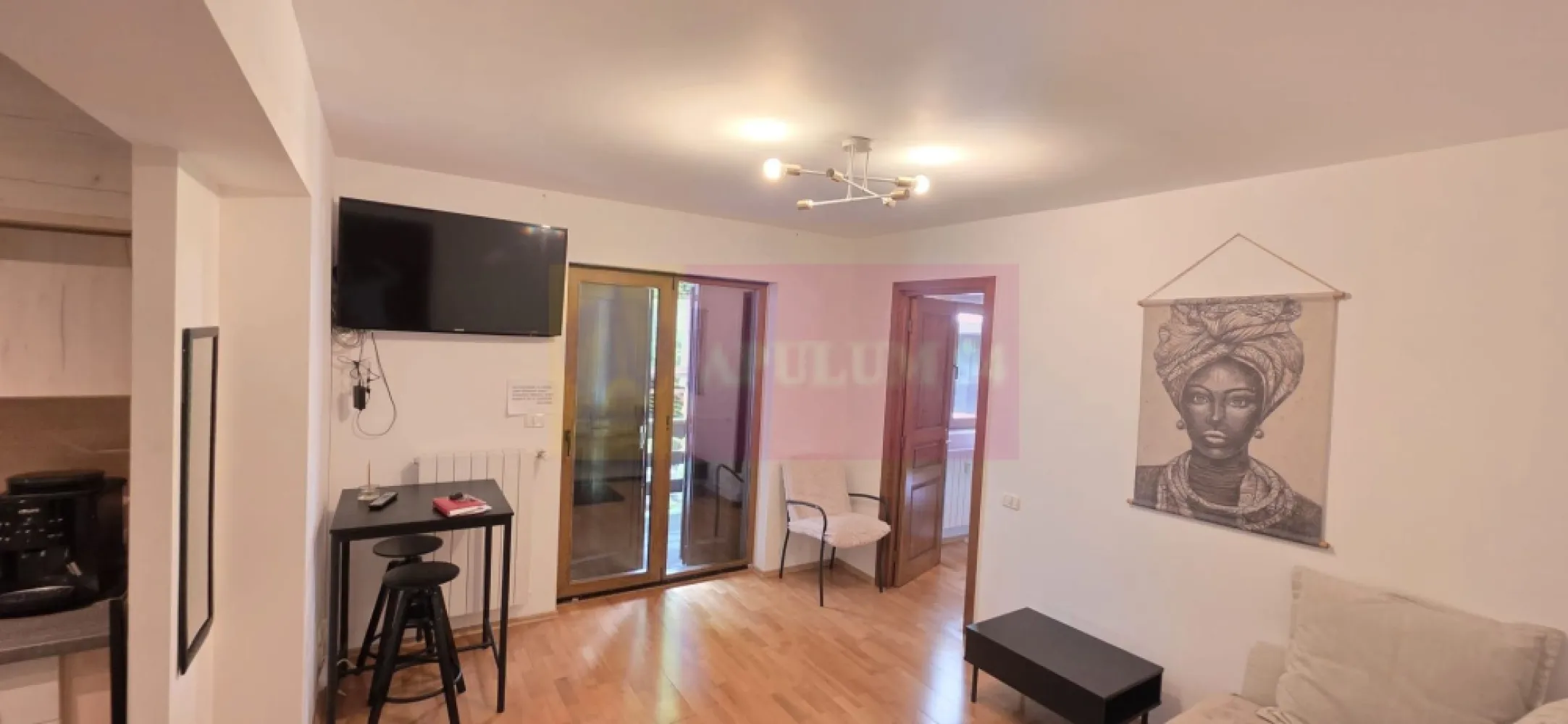 Apartament cu 2 camere de vanzare in Sinaia - Apartament de lux cu 2 camere de vânzare în Sinaia – ideal pentru locuit sau investiție turistică!

Descoperă confortul și eleganța într-un imobil modern finalizat în 2023, situat într-o zonă liniștită din Sinaia, în apropierea renumitului cartier Furnica și cu o superbă vedere către pădure.

Caracteristici principale:
2 camere complet mobilate și utilate
Suprafață utilă: 40 mp
Suprafață construită: 50 mp
Balcon generos de 10 mp, amenajat cu masă și scaune
Etaj 2
Finisaje premium și mobilier de calitate
Încălzire prin centrală proprie a blocului
Sistem de supraveghere video
Acces controlat în imobil
Priveliște către pădure și aer curat de munte

Localizare excelentă, aproape de centrul stațiunii și de principalele atracții turistice.

Oportunitate excelentă pentru investiție! Apartamentul poate fi exploatat imediat în regim hotelier/turistic, având un potențial foarte bun de închiriere pe tot parcursul anului.

Pentru detalii și vizionări Agentia Imobiliara Mervani: 0729 935 536