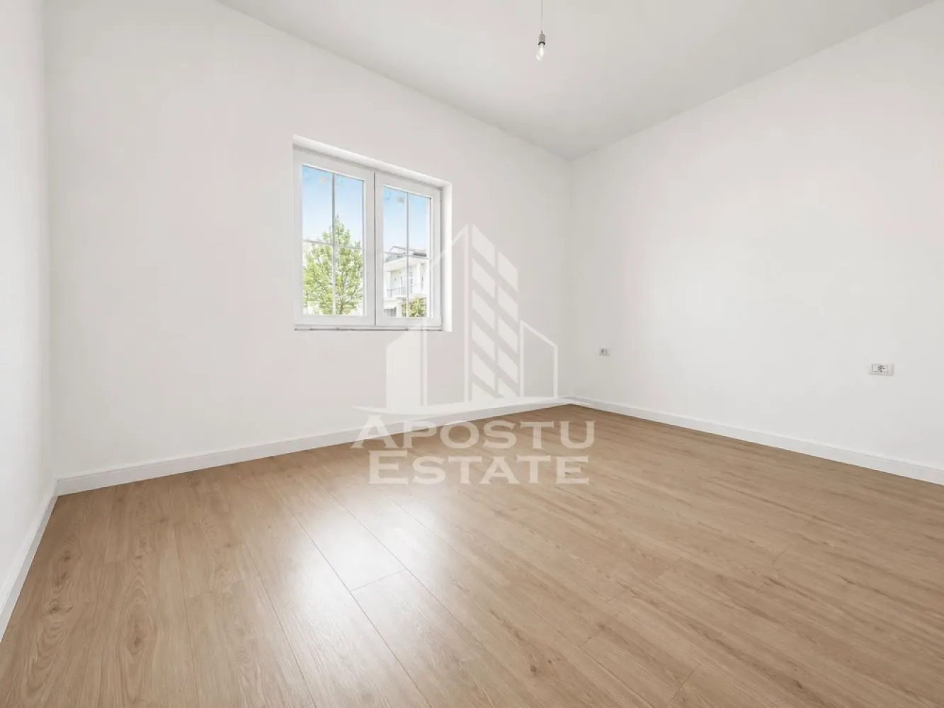 Casa noua premium 613 mp teren - Apostu Estate va propune spre vanzare o casa individuala premium, construita integral din zidarie, situata pe un teren generos de 613 mp, cu front stradal de 18 m. Proprietatea impresioneaza prin calitatea executiei, compartimentarea eficienta si atentia acordata fiecarui detaliu.

Casa dispune de 133 mp utili si 161 mp construiti, fiind compusa din 3 dormitoare spatioase, 2 bai elegante si un living open-space de aproximativ 40 mp, perfect pentru momentele petrecute alaturi de familie. Inaltimea camerelor de 3 metri ofera un plus de luminozitate si confort.

Constructia este realizata 100% din zidarie, inclusiv peretii despartitori, fara rigips, cu izolatie exterioara de 15 cm si tamplarie Salamander. Beneficiaza de incalzire in pardoseala cu repartitoare, curent trifazic si placa de beton.

Terasele si glafurile sunt realizate din marmura si granit, iar curtea este amenajata cu aproximativ 300 mp de gazon si sistem automat de irigare Hunter cu 3 zone. Proprietatea este imprejmuita cu gard solid, avand fundatie de 90 cm si armare completa.

Pavajul este destinat traficului auto greu, iar sistemul de drenaj pentru apa pluviala este separat de canalizare. O proprietate moderna, luminoasa si impecabil executata, ideala pentru cei care cauta calitate fara compromisuri. 
Pentru informatii suplimentare si programarea unei vizionari, contactati-ne cu incredere!
CP : 3151293