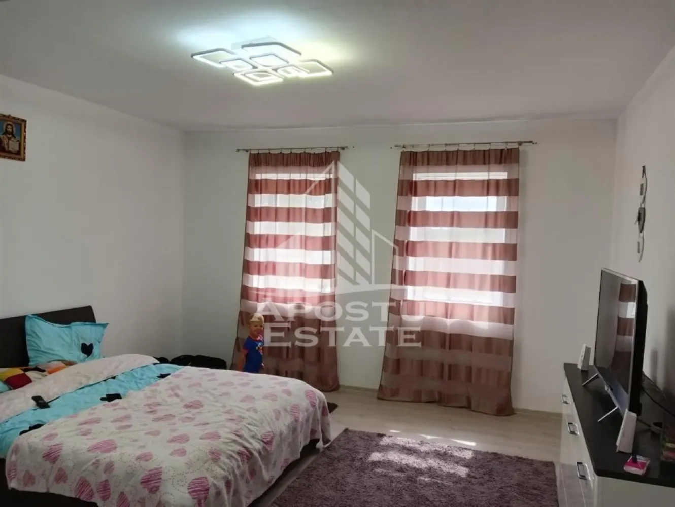 Casa individuala - APOSTU ESTATEva ofera spre vanzare Casa individuala in zona - Ianova(Com.Remetea Mare) 

Constructie veche din vaiuga izolatie exterioaracomplet renovatageamuri PVCacoperis nougar nou in curs de finisare.Deschidere de 15 ml.

Compartimentare;hol lung4 camere 1 bucatarie1 baiedressingpod inalt.

Suprafata totala construita 136 mp suprafata utila 110 mp si teren 300 mp.

Sistem de irigatie pentru gazoncamere videosistem de lumina in casa Philips care se aprinde din telefon.

Va asteptam cu drag la o vizionare!Mai multe detalii la telefon!

 

. ID intern: 10453.