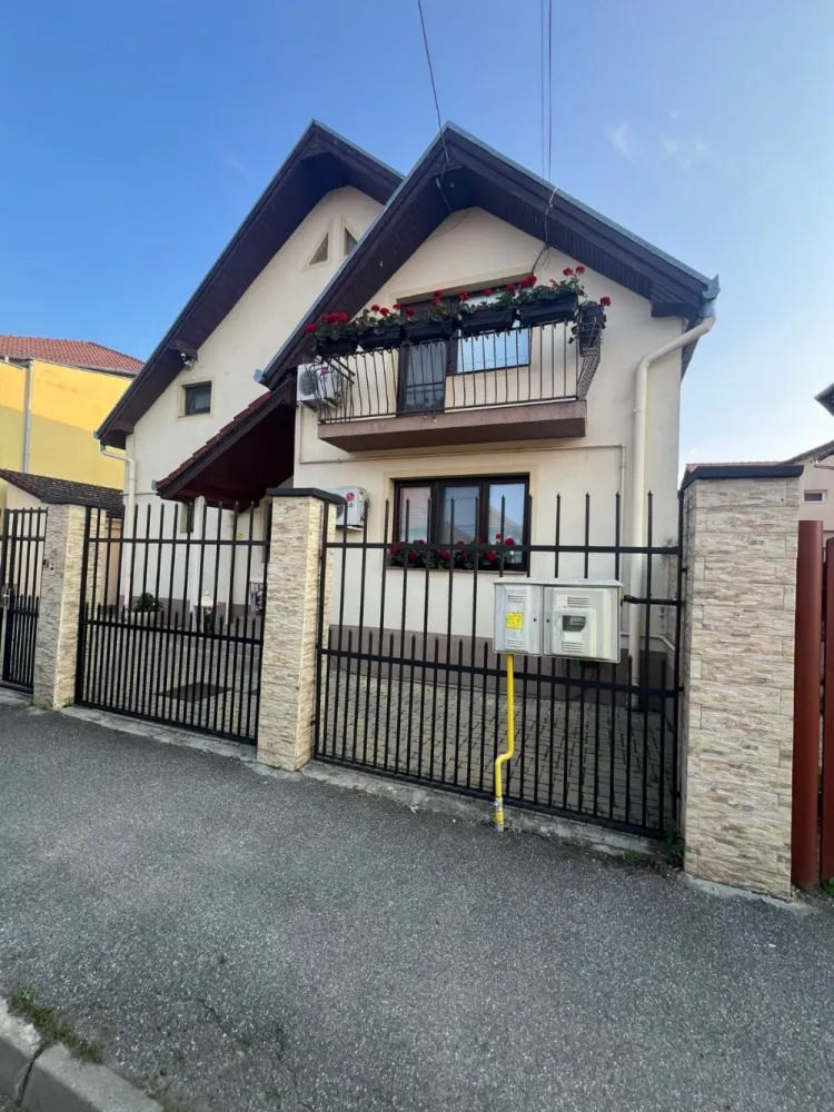 EXCLUSIVITATE – Vila eleganta, complet mobilata, aproape de Parcul Sub Arini – 793.000 euro - Te invităm să descoperi o proprietate remarcabilă, unde luxul întâlnește funcționalitatea – o casă spațioasă, complet mobilată cu mobilier de înaltă calitate, ideală pentru un stil de viață modern și confortabil.Situată într-o zonă liniștită, cu acces din două străzi și la doar 5 minute de Parcul Sub Arini, această casă impresionează prin generozitatea spațiilor și dotările sale premium.Suprafața totală utilă:Parter: 125 mp;Etaj: 95 mp;Pod mansardabil: 60 mp;Compartimentare parter:Living elegant de 33,1 mp;Birou de 17,6 mp;Dormitor de 16,72 mp;Baie spațioasă cu geam de aerisire – 7,5 mp;Holuri și spații de depozitare (5 mp + 9,25 mp);Bucătărie principală generoasă de 45 mp, complet mobilată și utilatăDebara din bucătărie – 6 mp;A doua bucătărie, de 35 mp, complet dotată, care deservește terasa acoperită – ideală pentru mesele cu familia și prietenii în aer liber.Compartimentare etaj:3 dormitoare (22,5 mp, 16,7 mp, 16,7 mp);Baie cu fereastră de 7,5 mpHol de 9,24 mpAcces către podul mansardabil – 60 mp (ideal pentru spațiu de hobby, birou sau dormitor suplimentar)Dotări și finisaje premium:Mobilier superb de calitatePardoseli din parchet, gresie, marmură și travertinCentrală termică + aer condiționat cu termostat în fiecare camerăTermopane, finisaje de calitateScări exterioare placate cu marmură/travertinSupraveghere videoPoartă electrică pentru acces autoExterior și curte:Teren: 600 mp – zonă verde și curte complet pavatăTerasă acoperită și amenajată (aprox. 150 mp) cu zonă de grillGaraj de 48,6 mp pentru 3 mașiniMagazie de 15 mpAcces din două străziO casă completă, gata să devină “acasă” – elegantă, funcțională și bine poziționată!Preț: 793.000 euroContactează-ne pentru vizionare!