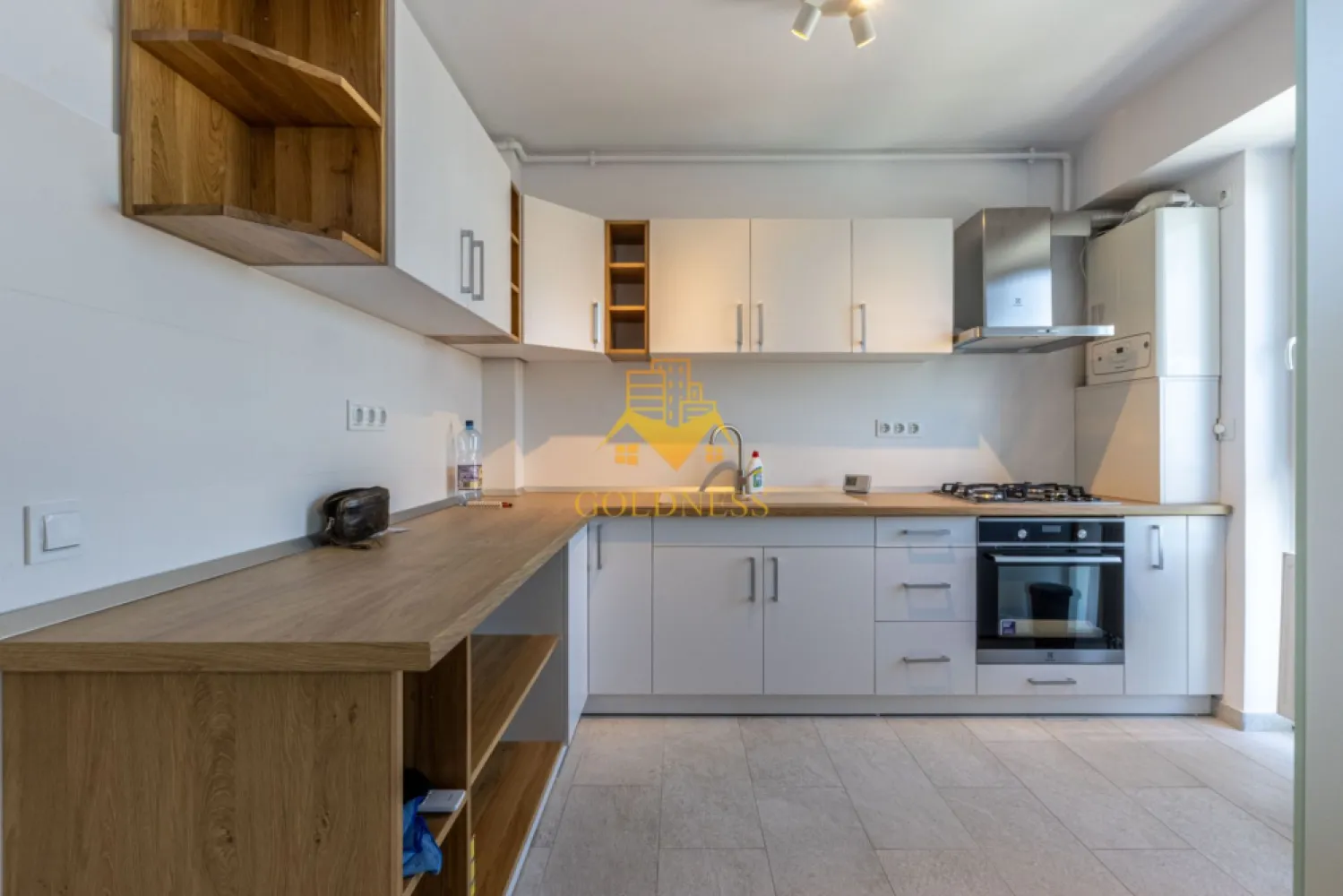 3 camere, Parcare, Bloc nou, USAMV, Manastur,New City Frunzisului - GOLDNESS Imobiliare vă propune spre PRIMA INCHIRIERE un apartament cu 3 camere open-space complet mobilat și utilat, in bloc nou, cu lift, la etajul 4 într-un imobil de 4 etaje, Strada Frunzisului, in Ansamblul New City Frunzisului, în Cartierul Manastur.
Dispune de loc de parcare subteran cu 50e/luna!
Se află în apropierea stațiilor de transport în comun, magazine, restaurante, spații verzi, farmacii, etc. 

Apartamentul este compartimentat astfel:
 - dormitor cu pat matrimonial, noptiere
 - Camera/Birou mobilat cu un birou, scaun de birou si dulap
 - living cu bucatarie open-space complet utilată și mobilată, canapea extensibilă, loc de servit masa, dulap spatios 
 - baie cu dus walk-in, calorifer port prosop și dulap pentru depozitare.
 - hol la intrare pantofar si cuier
 - balcon de 5 mp

Imobilul este dotat cu toate cele necesare- centrală proprie, frigider, aragaz, hotă, mașină de spălat haine, aer conditionat,etc. 

Dacă sunteți interesați de acest apartament și doriți să îl vizionați, dar și pentru alte oferte nu ezitați să ne contactați telefonic sau prin e-mail. Vă stăm la dispoziție!
Pentru intermediere se percepe un comision de 50% din prețul chiriei!