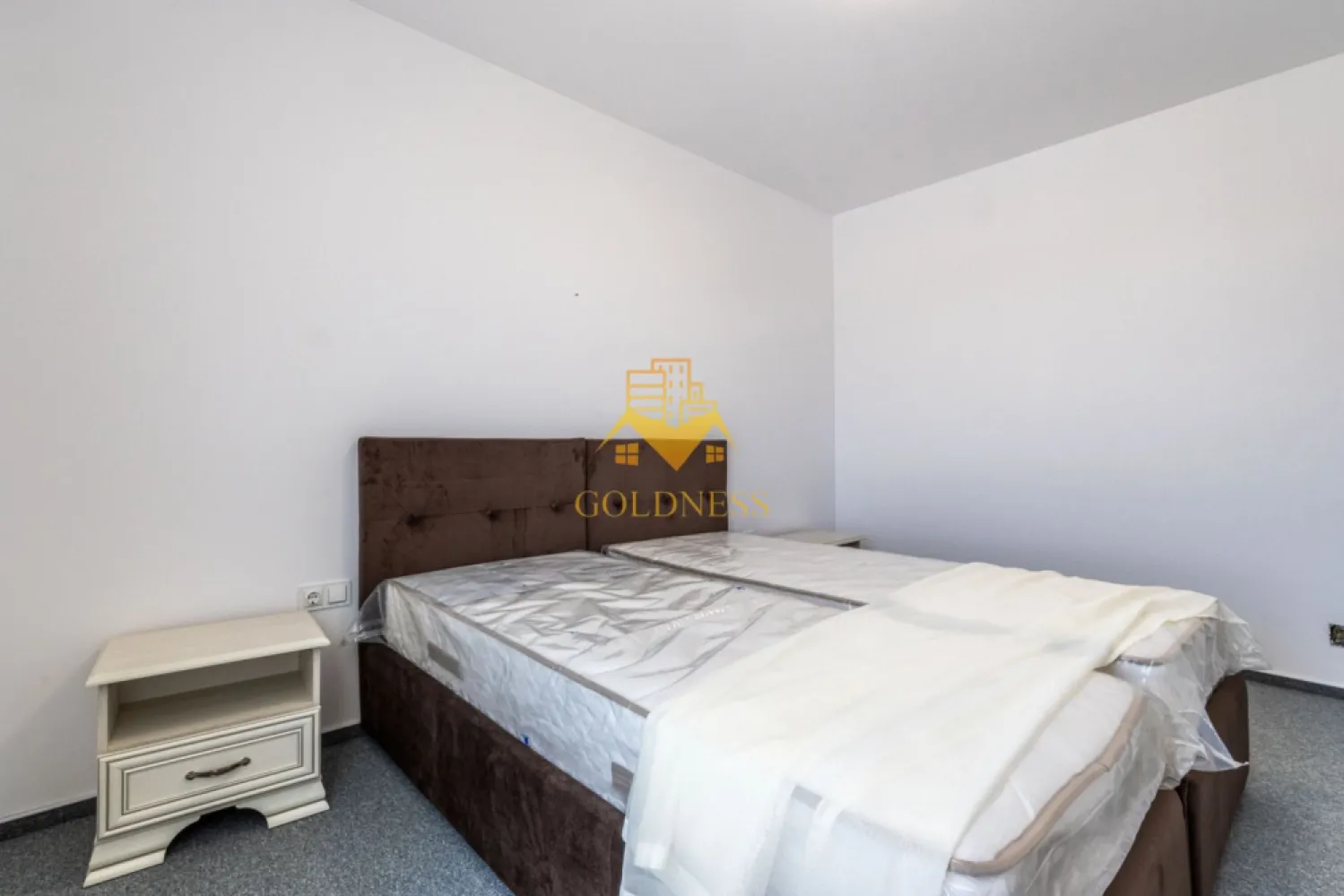 3 camere, Parcare, Bloc nou, USAMV, Manastur,New City Frunzisului - GOLDNESS Imobiliare vă propune spre PRIMA INCHIRIERE un apartament cu 3 camere open-space complet mobilat și utilat, in bloc nou, cu lift, la etajul 4 într-un imobil de 4 etaje, Strada Frunzisului, in Ansamblul New City Frunzisului, în Cartierul Manastur.
Dispune de loc de parcare subteran cu 50e/luna!
Se află în apropierea stațiilor de transport în comun, magazine, restaurante, spații verzi, farmacii, etc. 

Apartamentul este compartimentat astfel:
 - dormitor cu pat matrimonial, noptiere
 - Camera/Birou mobilat cu un birou, scaun de birou si dulap
 - living cu bucatarie open-space complet utilată și mobilată, canapea extensibilă, loc de servit masa, dulap spatios 
 - baie cu dus walk-in, calorifer port prosop și dulap pentru depozitare.
 - hol la intrare pantofar si cuier
 - balcon de 5 mp

Imobilul este dotat cu toate cele necesare- centrală proprie, frigider, aragaz, hotă, mașină de spălat haine, aer conditionat,etc. 

Dacă sunteți interesați de acest apartament și doriți să îl vizionați, dar și pentru alte oferte nu ezitați să ne contactați telefonic sau prin e-mail. Vă stăm la dispoziție!
Pentru intermediere se percepe un comision de 50% din prețul chiriei!