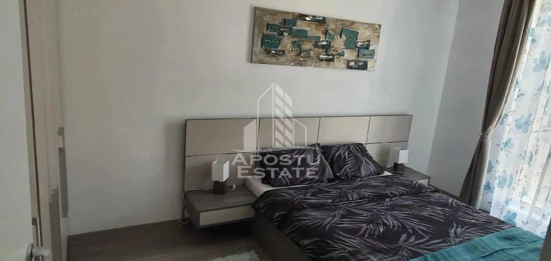 Apartament 2 camere,de inchiriat,Vivalia ,Take Ionescu, Timisoara - Agentia imobiliara APOSTU ESTATE va propune spre inchiriere un apartament cu 2 camere, spatios si luminos, situat in zona Take Ionescu , o zona linistita si bine pozitionata din Timisoara, potrivit pentru cupluri,familii, sau studenti care isi doresc o locuinta unde sa se simta confortabil si cu acces facil catre scoli, statii de autobuz, supermarketuri , magazine de zona, parcuri.
Apartamentul se afla in complexul Vivalia 
Suprafata utila: 54 mp
Compartimentare eficienta:
-Hol de acces generos
-Bucatarie complet mobilata si utilata, cu loc de luat masa
-Living luminos si spatios
-Dormitor mobilat si utilat
-Baie 
Confort si facilitati:
-Incalzirea apartamentului: centrala proprie 
-Apartamentul este complet mobilat si utilat de către proprietar 
-Loc de parcare subteran 
Localizare:
-Timis,Timisoara, zona Take Ionescu – acces facil spre magazine, supermarketul Lidl, scoli, parcuri si mijloace de transport in comun.

Ideal pentru:
-Familii
-Cupluri
-Studenti
Pret chirie lunara: 550 euro 
Programeaza o vizionare pentru a-ti putea imagina viitorul aici!
ID intern: CP3154848