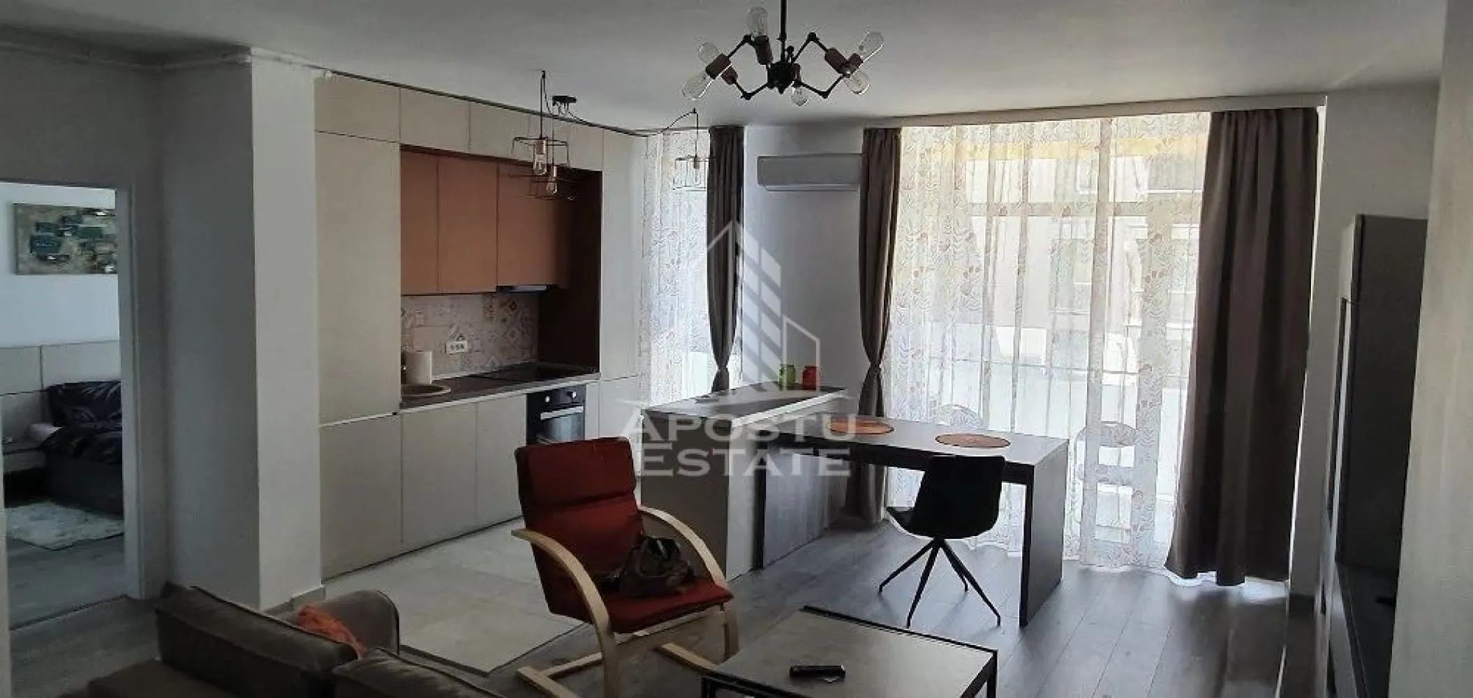Apartament 2 camere,de inchiriat,Vivalia ,Take Ionescu, Timisoara - Agentia imobiliara APOSTU ESTATE va propune spre inchiriere un apartament cu 2 camere, spatios si luminos, situat in zona Take Ionescu , o zona linistita si bine pozitionata din Timisoara, potrivit pentru cupluri,familii, sau studenti care isi doresc o locuinta unde sa se simta confortabil si cu acces facil catre scoli, statii de autobuz, supermarketuri , magazine de zona, parcuri.
Apartamentul se afla in complexul Vivalia 
Suprafata utila: 54 mp
Compartimentare eficienta:
-Hol de acces generos
-Bucatarie complet mobilata si utilata, cu loc de luat masa
-Living luminos si spatios
-Dormitor mobilat si utilat
-Baie 
Confort si facilitati:
-Incalzirea apartamentului: centrala proprie 
-Apartamentul este complet mobilat si utilat de către proprietar 
-Loc de parcare subteran 
Localizare:
-Timis,Timisoara, zona Take Ionescu – acces facil spre magazine, supermarketul Lidl, scoli, parcuri si mijloace de transport in comun.

Ideal pentru:
-Familii
-Cupluri
-Studenti
Pret chirie lunara: 550 euro 
Programeaza o vizionare pentru a-ti putea imagina viitorul aici!
ID intern: CP3154848