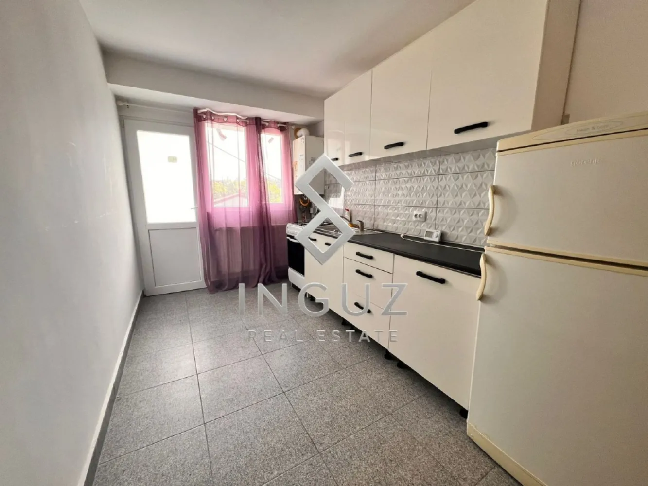 DE ÎNCHIRIAT – APARTAMENT 2 CAMERE – ZONA DOAMNA GHICA - DE ÎNCHIRIAT – APARTAMENT 2 CAMERE – ZONA DOAMNA GHICA

Oferim spre închiriere un apartament cu 2 camere, situat în zona Doamna Ghica, într-un imobil la curte, la etajul 2.

Detalii proprietate:
• Suprafață utilă: 45 mp
• 2 camere
• Mobilat
• Utilități disponibile
• Acces facil către mijloace de transport și puncte de interes din zonă

Condiții de închiriere:
• Chirie: 500 Euro/lună (negociabil)
• Avans: 1 lună

Disponibil imediat.
Comision agenție: 50% din prima lună de chirie.

للإيجار – شقة غرفتين – منطقة دوamna ghica

متوفر للإيجار شقة مكونة من غرفتين، تقع في منطقة دوamna ghica داخل عقار ضمن فناء خاص، في الطابق الثاني.

مواصفات الشقة:
• المساحة: 45 متر مربع
• غرفتان
• مفروشة
• جميع المرافق متوفرة
• موقع جيد مع سهولة الوصول إلى وسائل النقل والخدمات

شروط الإيجار:
• الإيجار الشهري: 500 يورو (قابل للتفاوض)
• تأمين / دفعة مقدمة: شهر واحد

متاحة للإيجار فوراً.
عمولة المكتب: 50% من قيمة إيجار شهر واحد.

Inguz Real Estate

📱 +40 774 017 567
📱 +40 724 922 092
✉️ info@inguzrealestate.com