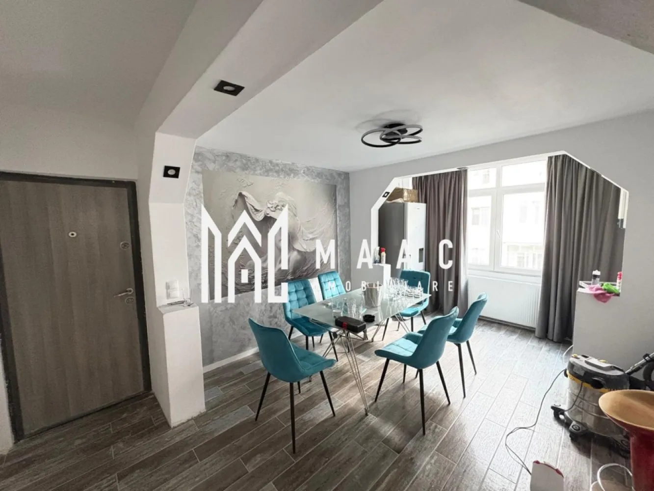 Apartament 3 camere I Etajul 2 I Zona Milea - MAAC imobiliare va propune spre vânzare un apartament situat la etajul 2/ 4 pe o stradă cu sens unic, zona Vasile Aron.

Apartamentul este renovat complet.

Bucătărie open space parțial mobilată și utilată cu frigider și mașina de spălat, 2 dormitoare parțial mobilate, baia complet utilată. 
Dispune de pivniță -aproximativ 7 mp 

Pentru mai multe detalii și vizionare precizați ca ați văzut anunțul cu ID CP2896172