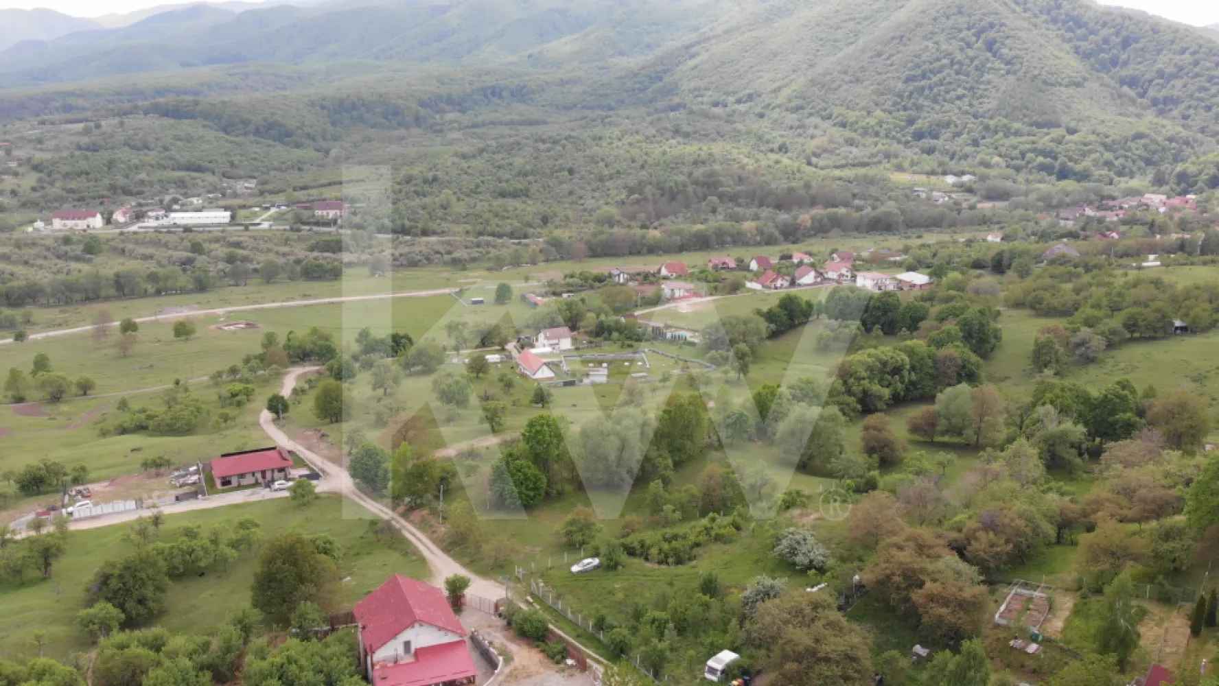 Teren intravilan în Cisnădioara – Panoramă spre Cetate și munții Fǎgǎraș - Disponibil acum pentru vânzare: teren intravilan de 855 mp, situat într-un cadru natural deosebit.
 Proprietatea se remarcă prin cele două fronturi stradale și deschiderea de 21 m, fiind pregătită pentru construcție cu rețeaua de curent electric disponibilă la limita de hotar.

De ce merită să alegeți acest teren:

Vedere panoramică spectaculoasă către Cetatea Cisnădioara și Munții Făgăraș.

Zonă înconjurată de vegetație, departe de zgomotul urban.

Acces facil datorită celor două deschideri stradale.

Potențial ridicat de valorizare în timp.

Transformați acest teren în fundația viitoarei dumneavoastră case de vacanță sau rezidențe permanente. Contactați-ma pentru mai multe informații.