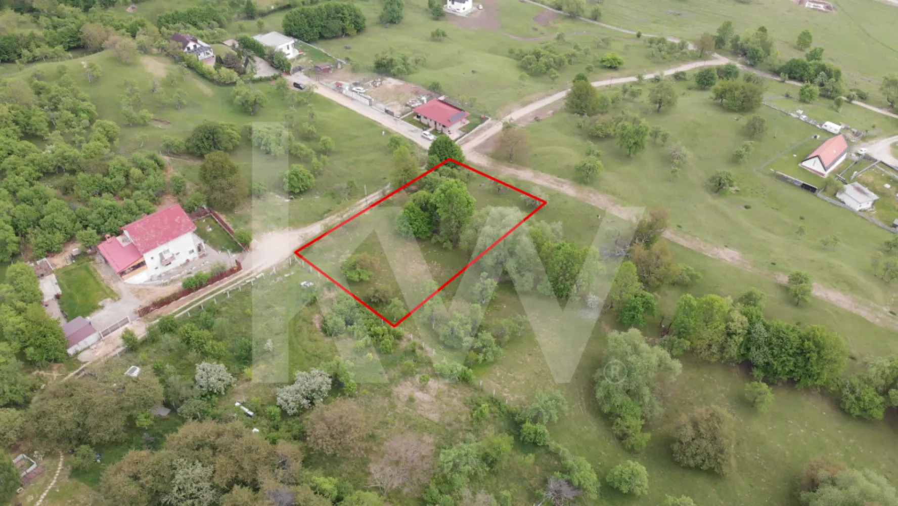 Teren intravilan în Cisnădioara – Panoramă spre Cetate și munții Fǎgǎraș - Disponibil acum pentru vânzare: teren intravilan de 855 mp, situat într-un cadru natural deosebit.
 Proprietatea se remarcă prin cele două fronturi stradale și deschiderea de 21 m, fiind pregătită pentru construcție cu rețeaua de curent electric disponibilă la limita de hotar.

De ce merită să alegeți acest teren:

Vedere panoramică spectaculoasă către Cetatea Cisnădioara și Munții Făgăraș.

Zonă înconjurată de vegetație, departe de zgomotul urban.

Acces facil datorită celor două deschideri stradale.

Potențial ridicat de valorizare în timp.

Transformați acest teren în fundația viitoarei dumneavoastră case de vacanță sau rezidențe permanente. Contactați-ma pentru mai multe informații.