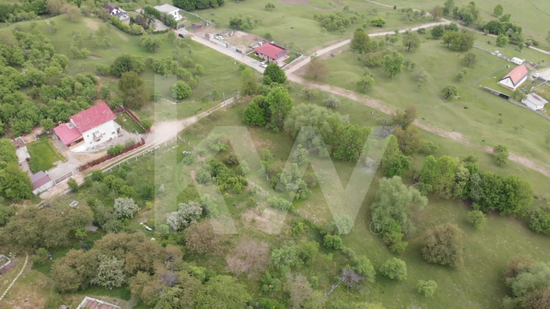 Teren intravilan în Cisnădioara – Panoramă spre Cetate și munții Fǎgǎraș - Disponibil acum pentru vânzare: teren intravilan de 855 mp, situat într-un cadru natural deosebit.
 Proprietatea se remarcă prin cele două fronturi stradale și deschiderea de 21 m, fiind pregătită pentru construcție cu rețeaua de curent electric disponibilă la limita de hotar.

De ce merită să alegeți acest teren:

Vedere panoramică spectaculoasă către Cetatea Cisnădioara și Munții Făgăraș.

Zonă înconjurată de vegetație, departe de zgomotul urban.

Acces facil datorită celor două deschideri stradale.

Potențial ridicat de valorizare în timp.

Transformați acest teren în fundația viitoarei dumneavoastră case de vacanță sau rezidențe permanente. Contactați-ma pentru mai multe informații.