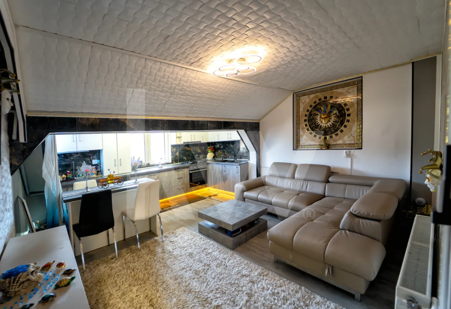 Apartament tip mansarda , decomandat , pe 2 niveluri , 92 mp utili - Vă prezentăm o proprietate deosebită, situată la ultimul etaj (5/5) al unui imobil aflat în imediata apropiere a centrului orașului. Acest apartament tip mansardă se remarcă prin stilul boem și compartimentarea inteligentă pe două niveluri, oferind o suprafață utilă de 92 mp.
Compartimentare și dotări
Locuința este complet decomandată, fiind predată mobilată și utilată sub o tematică elegantă de inspirație orientală:
Primul nivel: Cuprinde zona de zi cu bucătărie open-space, o baie modernă, un dormitor privat și un spațiu de depozitare practic (dressing) integrat sub scara interioară.
Al doilea nivel: Este dedicat unui dormitor matrimonial spațios, organizat ca zonă deschisă pentru un plus de luminozitate și relaxare.
Localizare și avantaje
Proprietatea este amplasată într-o zonă cu cerere ridicată, fiind o opțiune excelentă atât pentru rezidență, cât și pentru investiție în vederea închirierii. Principalele puncte de interes aflate în proximitate includ:
Centrul orașului și zonele comerciale;
Parcuri și spații de agrement;
Instituții de învățământ (școli și grădinițe).
Nu ezita sa programezi o vizionare la aceasta proprietate interesanta.