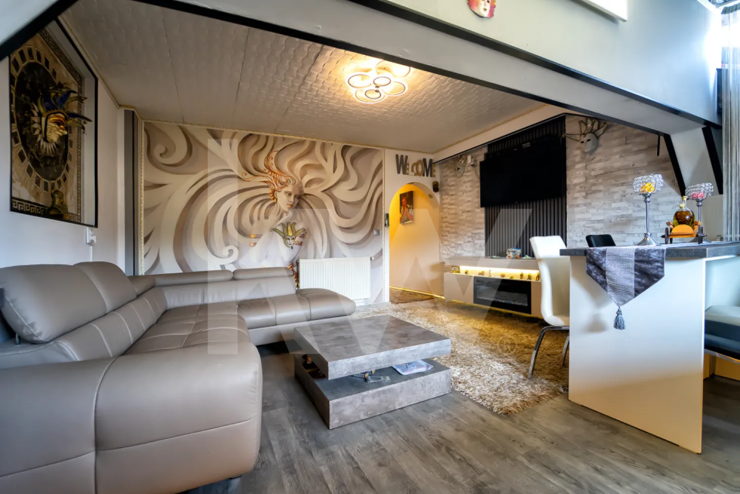Apartament tip mansarda , decomandat , pe 2 niveluri , 92 mp utili - Vă prezentăm o proprietate deosebită, situată la ultimul etaj (5/5) al unui imobil aflat în imediata apropiere a centrului orașului. Acest apartament tip mansardă se remarcă prin stilul boem și compartimentarea inteligentă pe două niveluri, oferind o suprafață utilă de 92 mp.
Compartimentare și dotări
Locuința este complet decomandată, fiind predată mobilată și utilată sub o tematică elegantă de inspirație orientală:
Primul nivel: Cuprinde zona de zi cu bucătărie open-space, o baie modernă, un dormitor privat și un spațiu de depozitare practic (dressing) integrat sub scara interioară.
Al doilea nivel: Este dedicat unui dormitor matrimonial spațios, organizat ca zonă deschisă pentru un plus de luminozitate și relaxare.
Localizare și avantaje
Proprietatea este amplasată într-o zonă cu cerere ridicată, fiind o opțiune excelentă atât pentru rezidență, cât și pentru investiție în vederea închirierii. Principalele puncte de interes aflate în proximitate includ:
Centrul orașului și zonele comerciale;
Parcuri și spații de agrement;
Instituții de învățământ (școli și grădinițe).
Nu ezita sa programezi o vizionare la aceasta proprietate interesanta.
