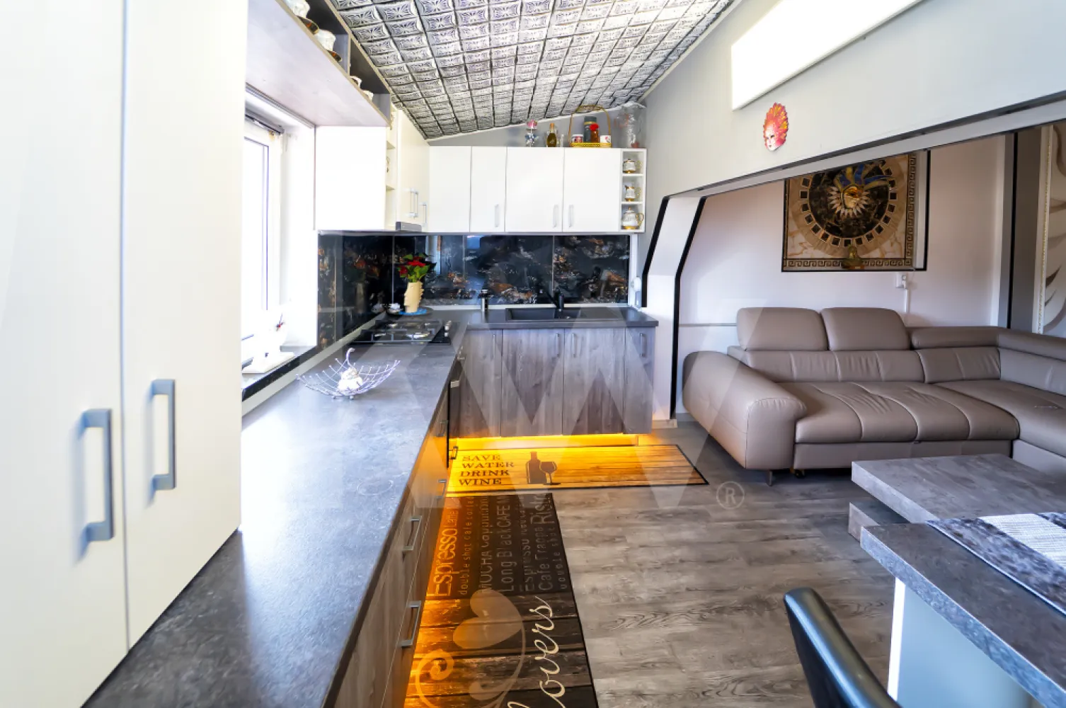 Apartament tip mansarda , decomandat , pe 2 niveluri , 92 mp utili - Vă prezentăm o proprietate deosebită, situată la ultimul etaj (5/5) al unui imobil aflat în imediata apropiere a centrului orașului. Acest apartament tip mansardă se remarcă prin stilul boem și compartimentarea inteligentă pe două niveluri, oferind o suprafață utilă de 92 mp.
Compartimentare și dotări
Locuința este complet decomandată, fiind predată mobilată și utilată sub o tematică elegantă de inspirație orientală:
Primul nivel: Cuprinde zona de zi cu bucătărie open-space, o baie modernă, un dormitor privat și un spațiu de depozitare practic (dressing) integrat sub scara interioară.
Al doilea nivel: Este dedicat unui dormitor matrimonial spațios, organizat ca zonă deschisă pentru un plus de luminozitate și relaxare.
Localizare și avantaje
Proprietatea este amplasată într-o zonă cu cerere ridicată, fiind o opțiune excelentă atât pentru rezidență, cât și pentru investiție în vederea închirierii. Principalele puncte de interes aflate în proximitate includ:
Centrul orașului și zonele comerciale;
Parcuri și spații de agrement;
Instituții de învățământ (școli și grădinițe).
Nu ezita sa programezi o vizionare la aceasta proprietate interesanta.