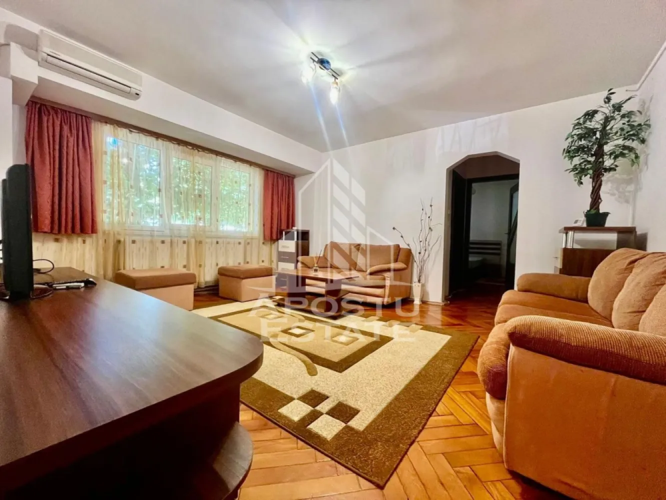 Apartament 2 camere, 52 mp utili, zona Podgoria - Apostu Estate va ofera spre inchiriere un apartament modern cu 2 camere, situat in zona Podgoria, intr-o locatie accesibila si apreciata.
Apartamentul este compartimentat practic si dispune de un living spatios si luminos, un dormitor confortabil, o bucatarie inchisa complet mobilata si utilata, precum si o baie amenajata modern.
Locuinta este dotata cu doua aparate de aer conditionat, asigurand confortul termic pe tot parcursul anului.
De asemenea, apartamentul beneficiaza de masina de spalat si masina de uscat rufe, oferind un plus de comoditate pentru viitorii chiriasi.
Mobilierul si electrocasnicele sunt in stare foarte buna, gata pentru mutare imediata.
Zona Podgoria ofera acces rapid catre mijloace de transport, magazine, restaurante si alte puncte de interes.
Apartamentul este ideal pentru un cuplu, o persoana singura sau o familie la inceput de drum.
Pentru mai multe informatii sau pentru programarea unei vizionari, va stam la dispozitie.
ID CP3155256