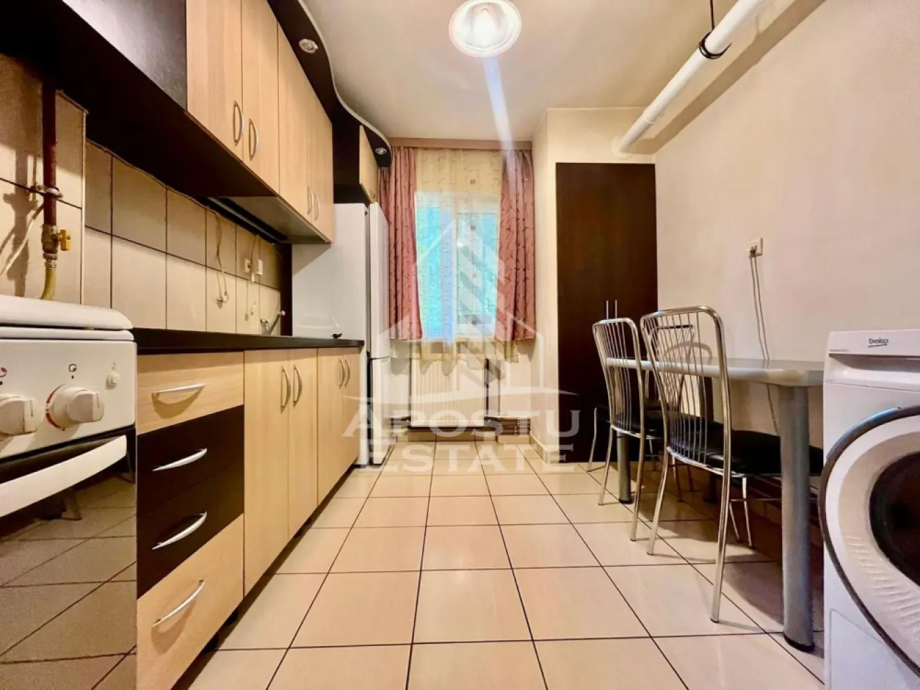 Apartament 2 camere, 52 mp utili, zona Podgoria - Apostu Estate va ofera spre inchiriere un apartament modern cu 2 camere, situat in zona Podgoria, intr-o locatie accesibila si apreciata.
Apartamentul este compartimentat practic si dispune de un living spatios si luminos, un dormitor confortabil, o bucatarie inchisa complet mobilata si utilata, precum si o baie amenajata modern.
Locuinta este dotata cu doua aparate de aer conditionat, asigurand confortul termic pe tot parcursul anului.
De asemenea, apartamentul beneficiaza de masina de spalat si masina de uscat rufe, oferind un plus de comoditate pentru viitorii chiriasi.
Mobilierul si electrocasnicele sunt in stare foarte buna, gata pentru mutare imediata.
Zona Podgoria ofera acces rapid catre mijloace de transport, magazine, restaurante si alte puncte de interes.
Apartamentul este ideal pentru un cuplu, o persoana singura sau o familie la inceput de drum.
Pentru mai multe informatii sau pentru programarea unei vizionari, va stam la dispozitie.
ID CP3155256