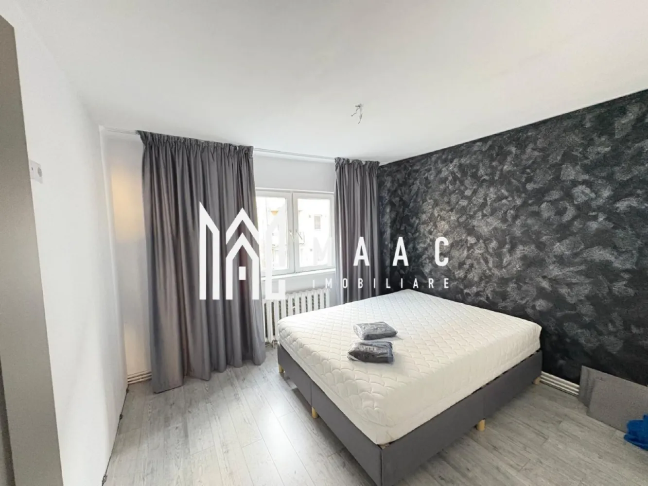Apartament 3 camere I Etajul 2 I Zona Milea - MAAC imobiliare va propune spre vânzare un apartament situat la etajul 2/ 4 pe o stradă cu sens unic, zona Vasile Aron.

Apartamentul este renovat complet.

Bucătărie open space parțial mobilată și utilată cu frigider și mașina de spălat, 2 dormitoare parțial mobilate, baia complet utilată. 
Dispune de pivniță -aproximativ 7 mp 

Pentru mai multe detalii și vizionare precizați ca ați văzut anunțul cu ID CP2896172