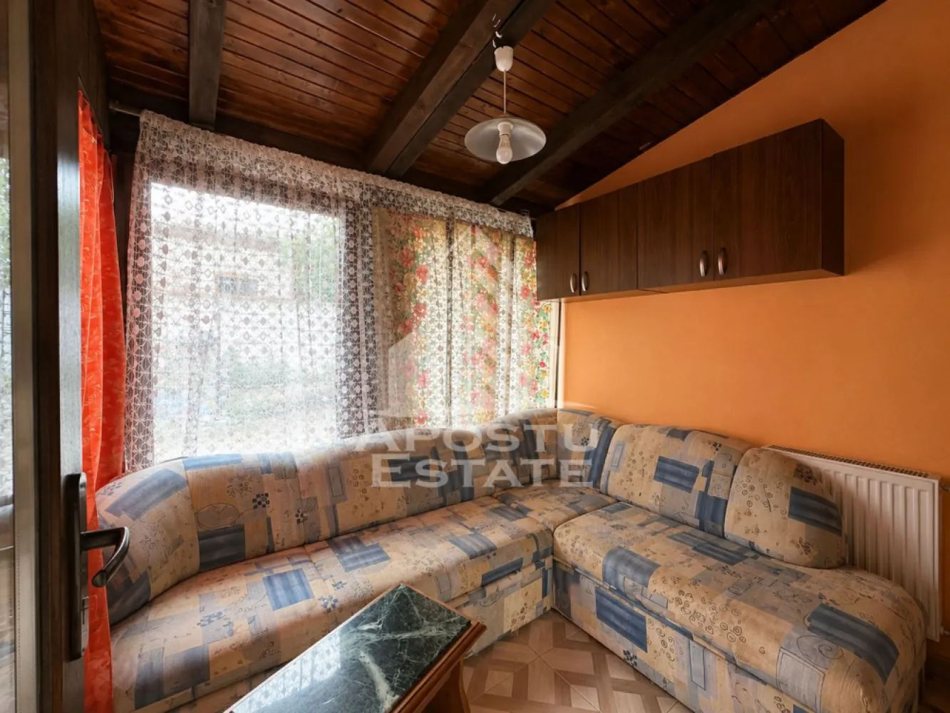 Apartament 1 camera zona centrala - APOSTU ESTATE va propune spre inchiriere apartament de inchiriat la casa, situat la parter, in zona centrala, cu acces facil catre mijloace de transport, magazine, institutii de invatamant si alte puncte de interes.

Locuinta este complet utilata si dispune de:

Centrala termica proprie
Aragaz
Hota
Cuptor cu microunde
Frigider
Masina de spalat rufe

Apartamentul este ideal pentru un cuplu, studenti sau o familie care isi doresc confort si acces rapid catre facilitatile orasului.

Conditii de inchiriere:

Perioada minima de inchiriere: 1 an
Se accepta fumatori
Nu se accepta animale de companie

Pentru mai multe detalii sau pentru programarea unei vizionari, echipa Apostu Estate va sta cu profesionalism si promptitudine la dispozitie dumneavoastra.
CP3155307