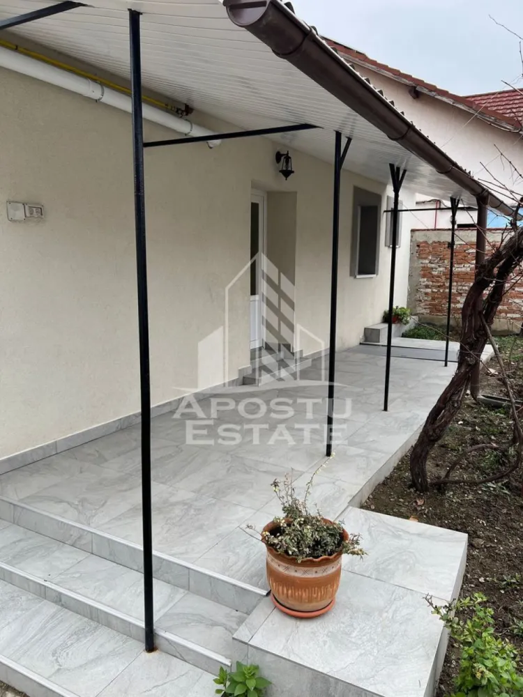 Casa curte comuna , 2 camere in Parneava - Apostu Estate va propune spre inchiriere casa cu doua camere in Parneava, situata intr-o zona linistita si placuta, ideala pentru cei care isi doresc confort si intimitate. Proprietatea este compusa din 2 camere luminoase, o bucatarie complet utilata, precum si o terasa primitoare si o curte proprie, perfecte pentru relaxare in aer liber.

Locuinta este complet mobilata si utilata, fiind pregatita pentru mutare imediata, fara a necesita investitii suplimentare. Beneficiaza de centrala termica proprie, care asigura un confort termic optim pe tot parcursul anului si costuri eficiente de intretinere.

Casa ofera un ambient placut si functional, fiind potrivita pentru un cuplu, o persoana singura sau o familie care cauta o locuinta intr-un cartier linistit, cu acces facil catre magazine, mijloace de transport, scoli si alte puncte de interes din oras.

Disponibila imediat, gata sa devina noul camin al viitorilor chiriasi.
Pentru mai multe detalii si vizionari va rugam sa ne contactati.
CP3155287