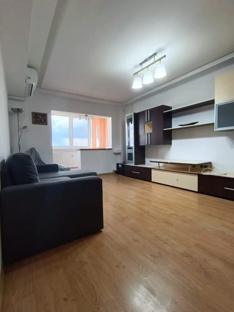 Garsoniera de inchiriat, zona Marasesti, Ploiesti - Buna ziua tuturor !&nbsp;Se oferă spre închiriere o garsonieră confortabilă și luminoasă, situată în zona Mărășești din Ploiești, la etajul 5 din 6 al unui imobil dotat cu lift.Locuința are o suprafață utilă de 37 mp, o suprafață construită de 40 mp și beneficiază de un balcon de 3 mp, ideal pentru relaxare.Garsoniera este complet utilată și dispune de:Aer condiționat;Mașină de spălat;Frigider;Aragaz;Mobilier și spații de depozitare.Poziționarea oferă acces facil către mijloace de transport, magazine, școli și alte puncte de interes din oraș.Ideală pentru o persoană sau un cuplu care își dorește confort și acces rapid către toate facilitățile urbane.Pentru mai multe detalii și programarea unei vizionări, vă stăm la dispoziție. Andreea Olteanu- 0772.059.647&nbsp;