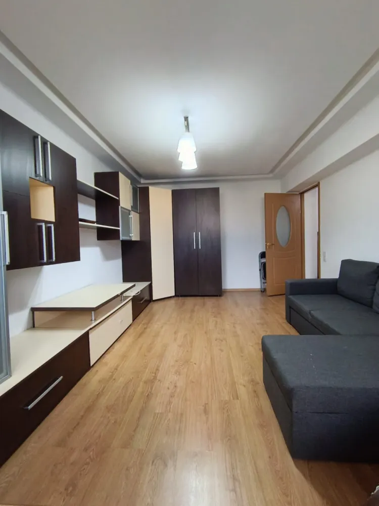 Garsoniera de inchiriat, zona Marasesti, Ploiesti - Buna ziua tuturor !&nbsp;Se oferă spre închiriere o garsonieră confortabilă și luminoasă, situată în zona Mărășești din Ploiești, la etajul 5 din 6 al unui imobil dotat cu lift.Locuința are o suprafață utilă de 37 mp, o suprafață construită de 40 mp și beneficiază de un balcon de 3 mp, ideal pentru relaxare.Garsoniera este complet utilată și dispune de:Aer condiționat;Mașină de spălat;Frigider;Aragaz;Mobilier și spații de depozitare.Poziționarea oferă acces facil către mijloace de transport, magazine, școli și alte puncte de interes din oraș.Ideală pentru o persoană sau un cuplu care își dorește confort și acces rapid către toate facilitățile urbane.Pentru mai multe detalii și programarea unei vizionări, vă stăm la dispoziție. Andreea Olteanu- 0772.059.647&nbsp;