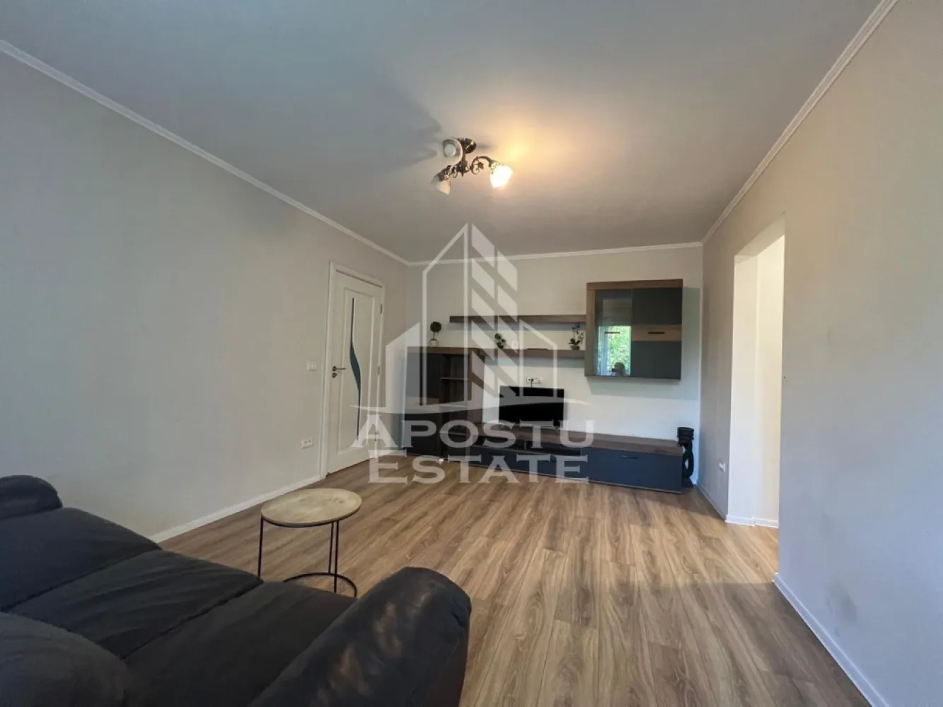 Apartament cu 2 camere, de închiriat zona Tipografilor - Agentia imobiliara APOSTU ESTATE va propune spre inchiriere un apartament cu 2 camere, situat in judetul Timis, Timisoara,zona Tipografilor o zona linistita si bine pozitionata pentru cupluri sau familii care isi doresc o locuinta unde sa se simta confortabil si cu acces facil catre scoli, supermarketuri , magazine de zona.

Suprafata utila: 55 mp

Compartimentare eficienta:

-Hol de acces.

-Living room spatios si luminos, cu acces catre balcon.

-Bucatarie mobiliata si utilata cu o camaruta pentru depozitare

-Dormitor matrimonial.

-Baie cu dus

Confort si facilitati:

-Incalzirea apartamentului: Incalzirea este realizata prin centrala proprie.

-Nu se accepta animale de companie de catre proprietar.

Localizare:

-Timis, Timisoara, zona Tipografilor

Ideal pentru:

-Cupluri.

-Persoane singure.

-Familii

Pret chirie lunara: 500 euro

Programeaza o vizionare pentru a-ti putea imagina viitorul aici!

ID Intern : CP3138279!
