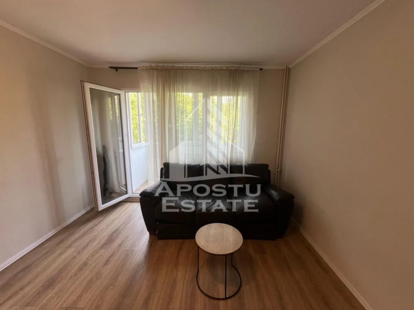 Apartament cu 2 camere, de închiriat zona Tipografilor - Agentia imobiliara APOSTU ESTATE va propune spre inchiriere un apartament cu 2 camere, situat in judetul Timis, Timisoara,zona Tipografilor o zona linistita si bine pozitionata pentru cupluri sau familii care isi doresc o locuinta unde sa se simta confortabil si cu acces facil catre scoli, supermarketuri , magazine de zona.

Suprafata utila: 55 mp

Compartimentare eficienta:

-Hol de acces.

-Living room spatios si luminos, cu acces catre balcon.

-Bucatarie mobiliata si utilata cu o camaruta pentru depozitare

-Dormitor matrimonial.

-Baie cu dus

Confort si facilitati:

-Incalzirea apartamentului: Incalzirea este realizata prin centrala proprie.

-Nu se accepta animale de companie de catre proprietar.

Localizare:

-Timis, Timisoara, zona Tipografilor

Ideal pentru:

-Cupluri.

-Persoane singure.

-Familii

Pret chirie lunara: 500 euro

Programeaza o vizionare pentru a-ti putea imagina viitorul aici!

ID Intern : CP3138279!