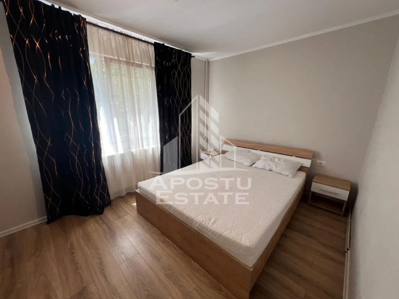 Apartament cu 2 camere, de închiriat zona Tipografilor - Agentia imobiliara APOSTU ESTATE va propune spre inchiriere un apartament cu 2 camere, situat in judetul Timis, Timisoara,zona Tipografilor o zona linistita si bine pozitionata pentru cupluri sau familii care isi doresc o locuinta unde sa se simta confortabil si cu acces facil catre scoli, supermarketuri , magazine de zona.

Suprafata utila: 55 mp

Compartimentare eficienta:

-Hol de acces.

-Living room spatios si luminos, cu acces catre balcon.

-Bucatarie mobiliata si utilata cu o camaruta pentru depozitare

-Dormitor matrimonial.

-Baie cu dus

Confort si facilitati:

-Incalzirea apartamentului: Incalzirea este realizata prin centrala proprie.

-Nu se accepta animale de companie de catre proprietar.

Localizare:

-Timis, Timisoara, zona Tipografilor

Ideal pentru:

-Cupluri.

-Persoane singure.

-Familii

Pret chirie lunara: 500 euro

Programeaza o vizionare pentru a-ti putea imagina viitorul aici!

ID Intern : CP3138279!