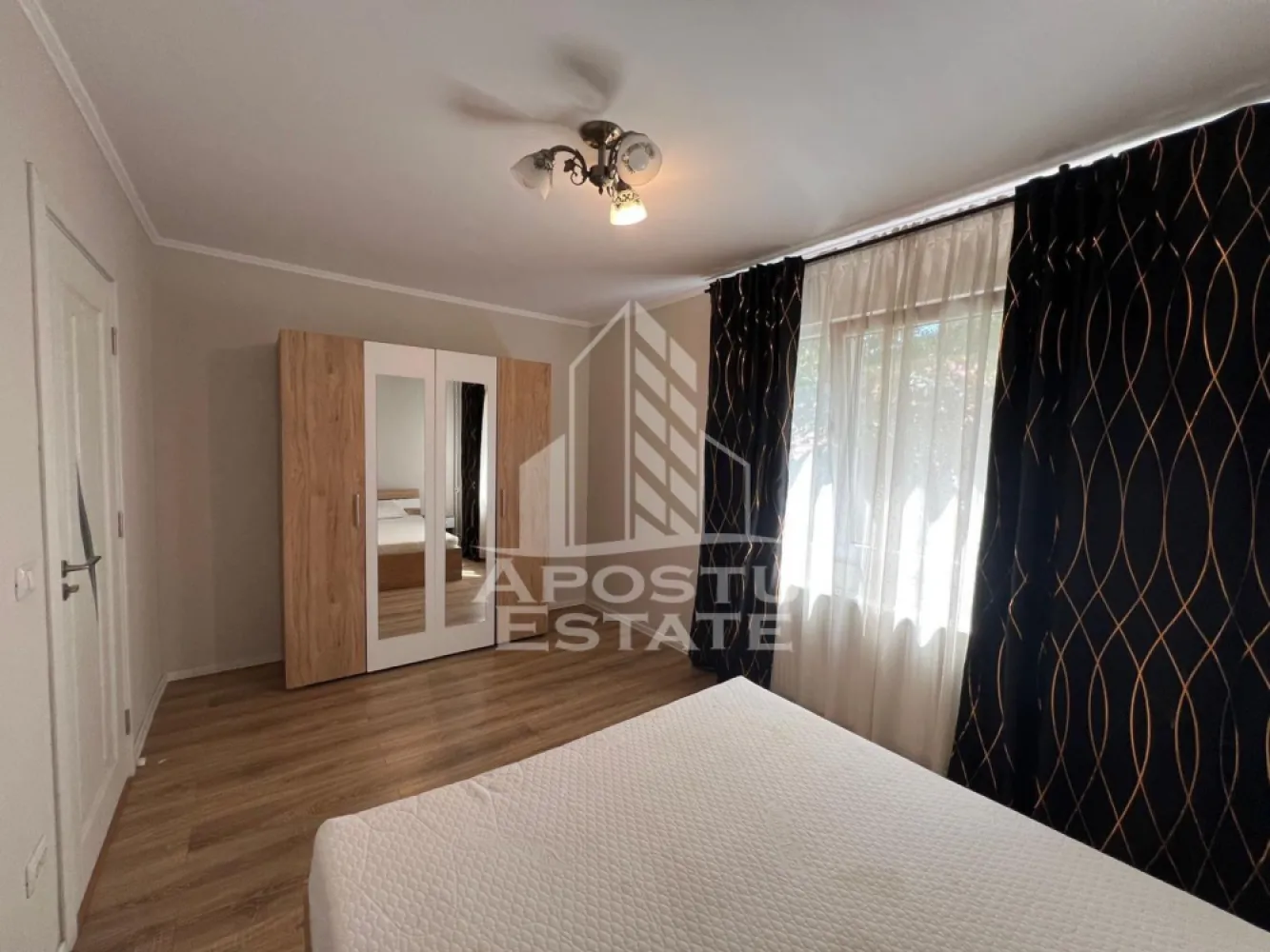 Apartament cu 2 camere, de închiriat zona Tipografilor - Agentia imobiliara APOSTU ESTATE va propune spre inchiriere un apartament cu 2 camere, situat in judetul Timis, Timisoara,zona Tipografilor o zona linistita si bine pozitionata pentru cupluri sau familii care isi doresc o locuinta unde sa se simta confortabil si cu acces facil catre scoli, supermarketuri , magazine de zona.

Suprafata utila: 55 mp

Compartimentare eficienta:

-Hol de acces.

-Living room spatios si luminos, cu acces catre balcon.

-Bucatarie mobiliata si utilata cu o camaruta pentru depozitare

-Dormitor matrimonial.

-Baie cu dus

Confort si facilitati:

-Incalzirea apartamentului: Incalzirea este realizata prin centrala proprie.

-Nu se accepta animale de companie de catre proprietar.

Localizare:

-Timis, Timisoara, zona Tipografilor

Ideal pentru:

-Cupluri.

-Persoane singure.

-Familii

Pret chirie lunara: 500 euro

Programeaza o vizionare pentru a-ti putea imagina viitorul aici!

ID Intern : CP3138279!