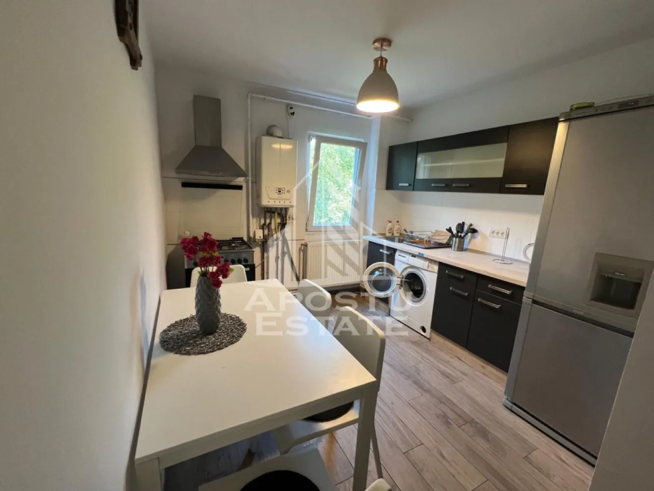 Apartament cu 2 camere, de închiriat zona Tipografilor - Agentia imobiliara APOSTU ESTATE va propune spre inchiriere un apartament cu 2 camere, situat in judetul Timis, Timisoara,zona Tipografilor o zona linistita si bine pozitionata pentru cupluri sau familii care isi doresc o locuinta unde sa se simta confortabil si cu acces facil catre scoli, supermarketuri , magazine de zona.

Suprafata utila: 55 mp

Compartimentare eficienta:

-Hol de acces.

-Living room spatios si luminos, cu acces catre balcon.

-Bucatarie mobiliata si utilata cu o camaruta pentru depozitare

-Dormitor matrimonial.

-Baie cu dus

Confort si facilitati:

-Incalzirea apartamentului: Incalzirea este realizata prin centrala proprie.

-Nu se accepta animale de companie de catre proprietar.

Localizare:

-Timis, Timisoara, zona Tipografilor

Ideal pentru:

-Cupluri.

-Persoane singure.

-Familii

Pret chirie lunara: 500 euro

Programeaza o vizionare pentru a-ti putea imagina viitorul aici!

ID Intern : CP3138279!