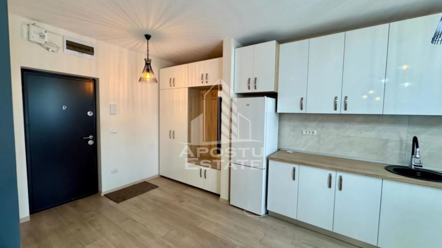 Apartament cu 2 camere, de inchiriat zona Lipovei - Agentia imobiliara APOSTU ESTATE va propune spre inchiriere un apartament cu 2 camere, situat in judetul Timis, Timisoara,zona Lipovei o zona linistita si bine pozitionata pentru cupluri sau familii care isi doresc o locuinta unde sa se simta confortabil si cu acces facil catre scoli, supermarketuri , magazine de zona.

Suprafata utila: 65 mp

Compartimentare eficienta:

-Hol de acces.

-Living room spatios si luminos, cu acces catre balcon.

-Bucatarie mobiliata si utila

-Dormitor matrimonial.

-Baie cu cadă.

Confort si facilitati:

-Incalzirea apartamentului: Incalzirea este realizata prin centrala proprie( in pardoseala )

-Nu se accepta animale de companie de catre proprietar.

Localizare:

-Timis, Timisoara, zona Lipovei

Ideal pentru:

-Cupluri.

-Persoane singure.

-Familii

Disponibilitate: Imediata.

Pret chirie lunara: 500euro

Programeaza o vizionare pentru a-ti putea imagina viitorul aici!

ID Intern : CP3152245!
