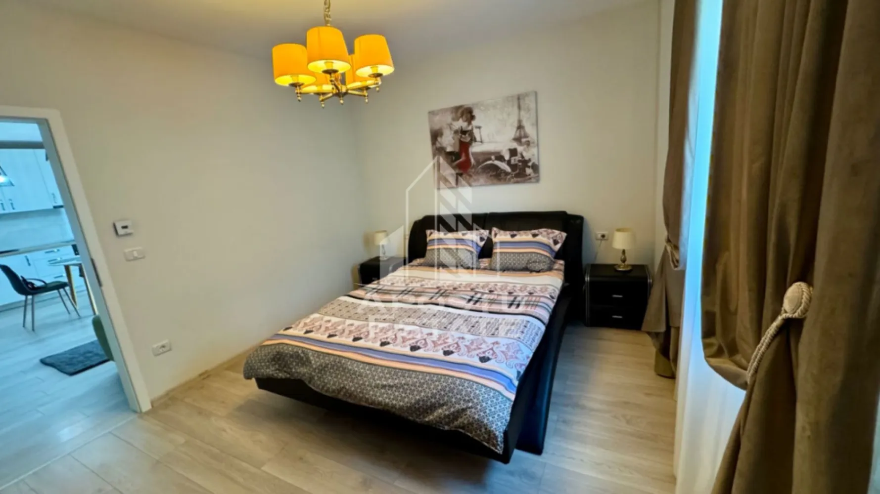 Apartament cu 2 camere, de inchiriat zona Lipovei - Agentia imobiliara APOSTU ESTATE va propune spre inchiriere un apartament cu 2 camere, situat in judetul Timis, Timisoara,zona Lipovei o zona linistita si bine pozitionata pentru cupluri sau familii care isi doresc o locuinta unde sa se simta confortabil si cu acces facil catre scoli, supermarketuri , magazine de zona.

Suprafata utila: 65 mp

Compartimentare eficienta:

-Hol de acces.

-Living room spatios si luminos, cu acces catre balcon.

-Bucatarie mobiliata si utila

-Dormitor matrimonial.

-Baie cu cadă.

Confort si facilitati:

-Incalzirea apartamentului: Incalzirea este realizata prin centrala proprie( in pardoseala )

-Nu se accepta animale de companie de catre proprietar.

Localizare:

-Timis, Timisoara, zona Lipovei

Ideal pentru:

-Cupluri.

-Persoane singure.

-Familii

Disponibilitate: Imediata.

Pret chirie lunara: 500euro

Programeaza o vizionare pentru a-ti putea imagina viitorul aici!

ID Intern : CP3152245!