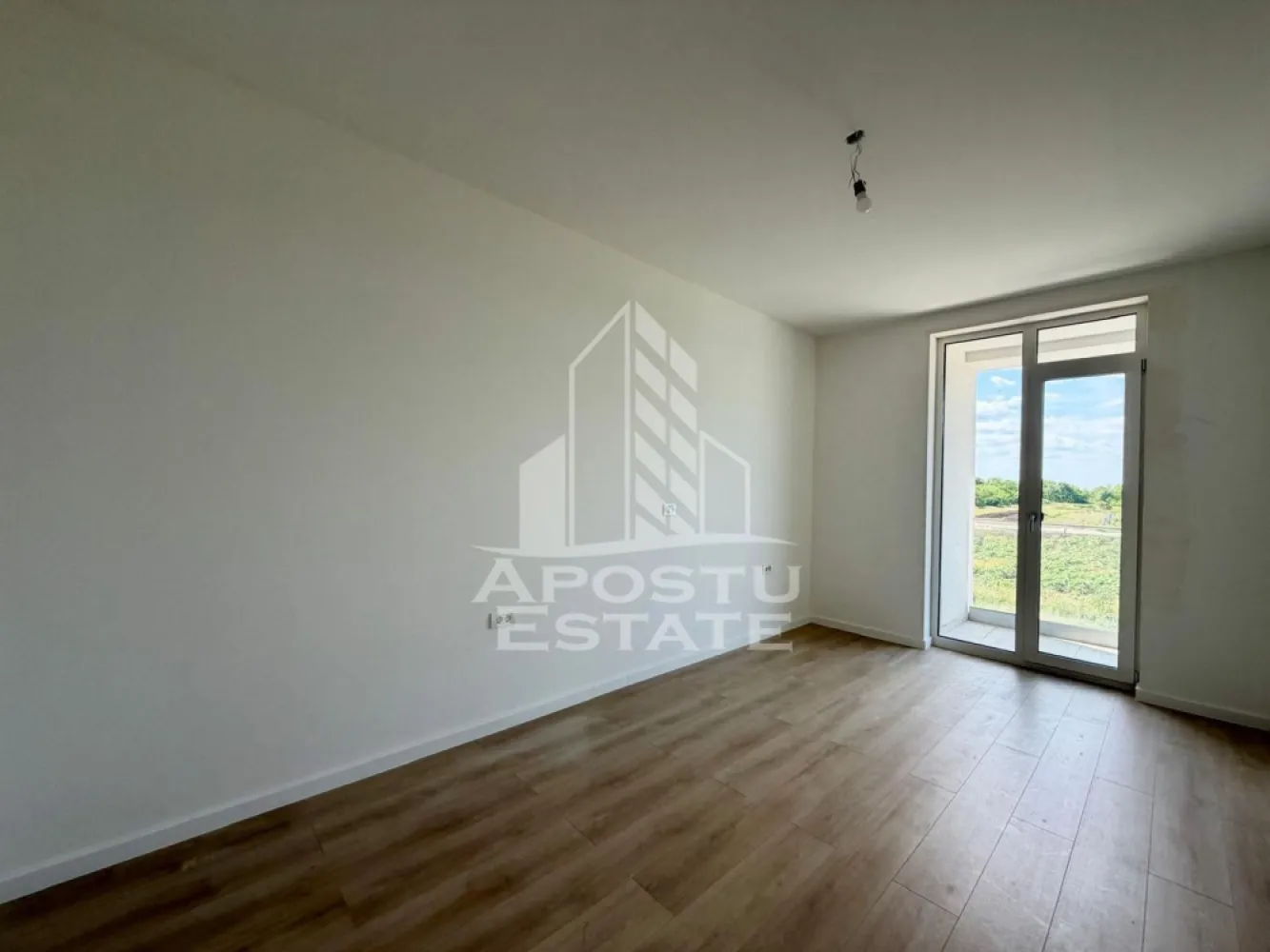 Apartament 2 camere de vanzare, zona Torontalului, Timisoara - Agentia imobiliara APOSTU ESTATE va propune spre vanzare, un apartament OpenSpace si elegant cu 2 camere de 53.1 mp si balcon de 5.5 mp si lojie de 4.6 mp, situat la etajul 1 din 3 in bloc nou in zona Aradului din Timisoara, o zona linistita si foarte bine conectata. Aceasta proprietate este ideala pentru familii sau pentru cei care isi doresc un apartament bine compartimentat, confortabil si potrivit atat pentru locuinta proprie, cat si pentru investitie imobiliara.

Detalii generale:
- Suprafata utila: 53.1 mp
- Suprafata balcon: 5.5 mp
- Suprafata lojie: 4.6 mp
- Etaj intermediar: 1 din 3

Compartimentare:
- Hol de acces generos
- Bucatarie
- Living luminos si spatios
- Dormitor matrimonial
- Baie cu dus
- Balcon
- Lojie

Detalii:
- Loc de parcare inclus in Cf
- TVA inclus in pret
- Avem apartamente disponibile la etajul 1 si 2

Confort si dotari:
- Apartamentul beneficiaza de centrala termica proprie pe gaz cu incalzire in pardoseala si aer conditionat.
- Termostat in fiecare camera

Localizare:
Zona este foarte linistita, cu acces rapid catre oras si multiple puncte de interes: supermarket-uri, piata, farmacii, scoli, gradinite, restaurante si mijloace de transport in comun. In apropiere se afla Iulius Mall, ceea ce creste atractivitatea proprietatii atat pentru locuit, cat si pentru inchiriere.

Agentia Apostu Estate va ofera consultata bancara gratuita prin intermediul colaboratorilor nostri si broker de credite pentru alegerea celui mai potrivit tip de credit, astfel incat dvs sa deveniti proprietar in cel mai scurt timp posibil.

Programeaza o vizionare chiar astazi si descopera avantajele acestui apartament spatios din Torontalului!
ID intern: CP3149919!