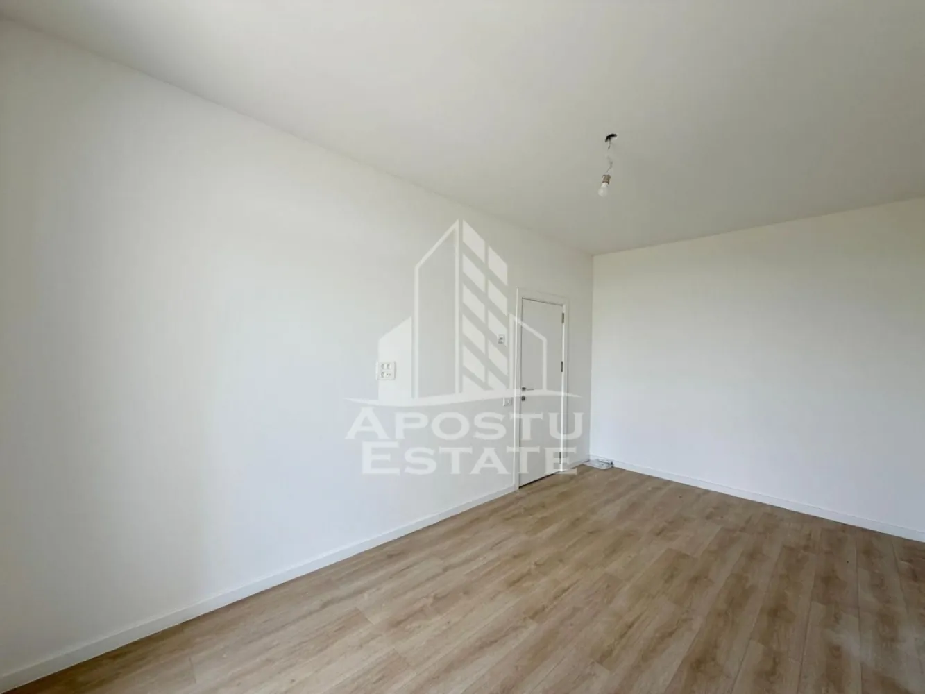 Apartament 2 camere de vanzare, zona Torontalului, Timisoara - Agentia imobiliara APOSTU ESTATE va propune spre vanzare, un apartament OpenSpace si elegant cu 2 camere de 53.1 mp si balcon de 5.5 mp si lojie de 4.6 mp, situat la etajul 1 din 3 in bloc nou in zona Aradului din Timisoara, o zona linistita si foarte bine conectata. Aceasta proprietate este ideala pentru familii sau pentru cei care isi doresc un apartament bine compartimentat, confortabil si potrivit atat pentru locuinta proprie, cat si pentru investitie imobiliara.

Detalii generale:
- Suprafata utila: 53.1 mp
- Suprafata balcon: 5.5 mp
- Suprafata lojie: 4.6 mp
- Etaj intermediar: 1 din 3

Compartimentare:
- Hol de acces generos
- Bucatarie
- Living luminos si spatios
- Dormitor matrimonial
- Baie cu dus
- Balcon
- Lojie

Detalii:
- Loc de parcare inclus in Cf
- TVA inclus in pret
- Avem apartamente disponibile la etajul 1 si 2

Confort si dotari:
- Apartamentul beneficiaza de centrala termica proprie pe gaz cu incalzire in pardoseala si aer conditionat.
- Termostat in fiecare camera

Localizare:
Zona este foarte linistita, cu acces rapid catre oras si multiple puncte de interes: supermarket-uri, piata, farmacii, scoli, gradinite, restaurante si mijloace de transport in comun. In apropiere se afla Iulius Mall, ceea ce creste atractivitatea proprietatii atat pentru locuit, cat si pentru inchiriere.

Agentia Apostu Estate va ofera consultata bancara gratuita prin intermediul colaboratorilor nostri si broker de credite pentru alegerea celui mai potrivit tip de credit, astfel incat dvs sa deveniti proprietar in cel mai scurt timp posibil.

Programeaza o vizionare chiar astazi si descopera avantajele acestui apartament spatios din Torontalului!
ID intern: CP3149919!