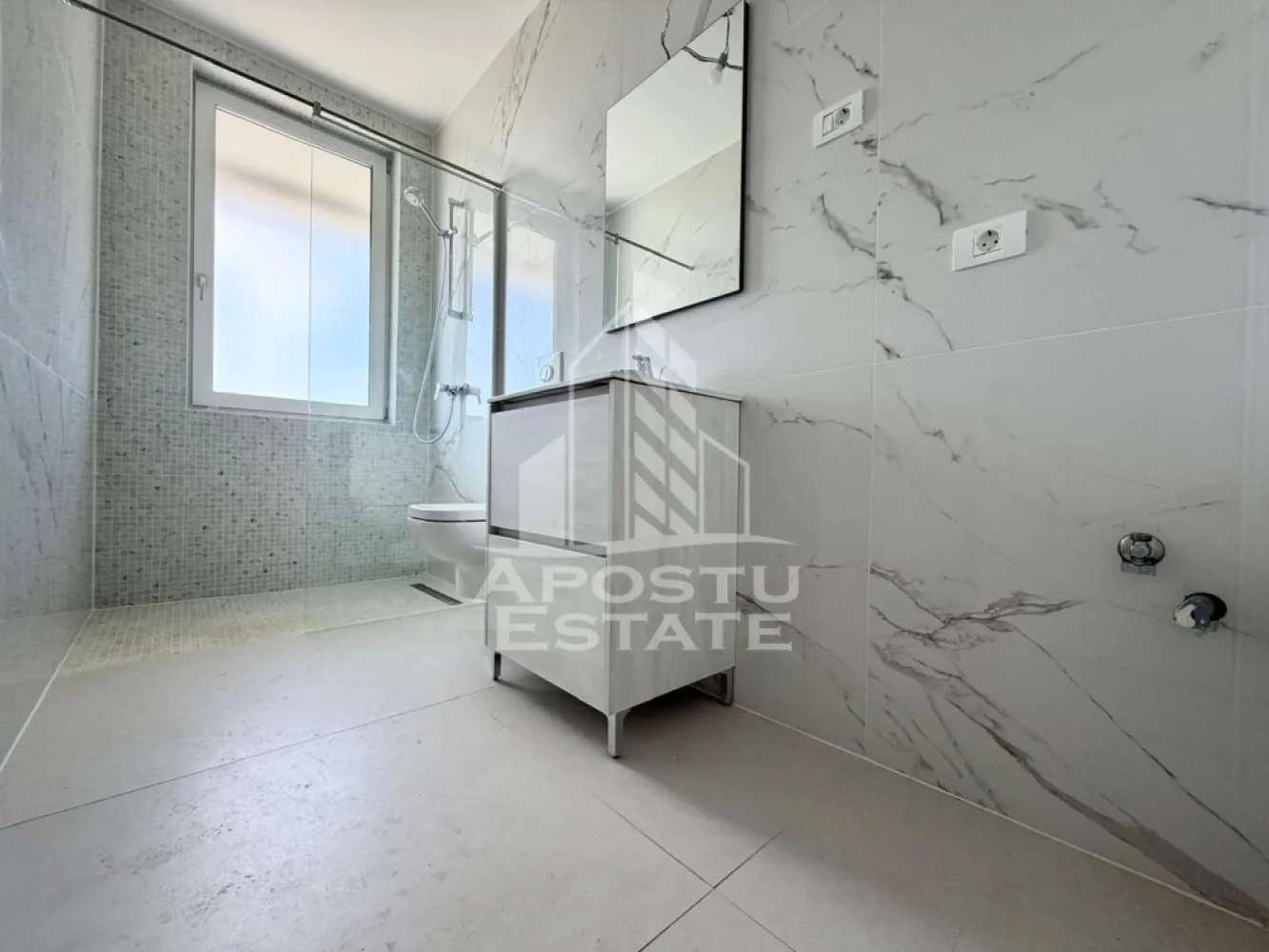 Apartament 2 camere de vanzare, zona Torontalului, Timisoara - Agentia imobiliara APOSTU ESTATE va propune spre vanzare, un apartament OpenSpace si elegant cu 2 camere de 53.1 mp si balcon de 5.5 mp si lojie de 4.6 mp, situat la etajul 1 din 3 in bloc nou in zona Aradului din Timisoara, o zona linistita si foarte bine conectata. Aceasta proprietate este ideala pentru familii sau pentru cei care isi doresc un apartament bine compartimentat, confortabil si potrivit atat pentru locuinta proprie, cat si pentru investitie imobiliara.

Detalii generale:
- Suprafata utila: 53.1 mp
- Suprafata balcon: 5.5 mp
- Suprafata lojie: 4.6 mp
- Etaj intermediar: 1 din 3

Compartimentare:
- Hol de acces generos
- Bucatarie
- Living luminos si spatios
- Dormitor matrimonial
- Baie cu dus
- Balcon
- Lojie

Detalii:
- Loc de parcare inclus in Cf
- TVA inclus in pret
- Avem apartamente disponibile la etajul 1 si 2

Confort si dotari:
- Apartamentul beneficiaza de centrala termica proprie pe gaz cu incalzire in pardoseala si aer conditionat.
- Termostat in fiecare camera

Localizare:
Zona este foarte linistita, cu acces rapid catre oras si multiple puncte de interes: supermarket-uri, piata, farmacii, scoli, gradinite, restaurante si mijloace de transport in comun. In apropiere se afla Iulius Mall, ceea ce creste atractivitatea proprietatii atat pentru locuit, cat si pentru inchiriere.

Agentia Apostu Estate va ofera consultata bancara gratuita prin intermediul colaboratorilor nostri si broker de credite pentru alegerea celui mai potrivit tip de credit, astfel incat dvs sa deveniti proprietar in cel mai scurt timp posibil.

Programeaza o vizionare chiar astazi si descopera avantajele acestui apartament spatios din Torontalului!
ID intern: CP3149919!