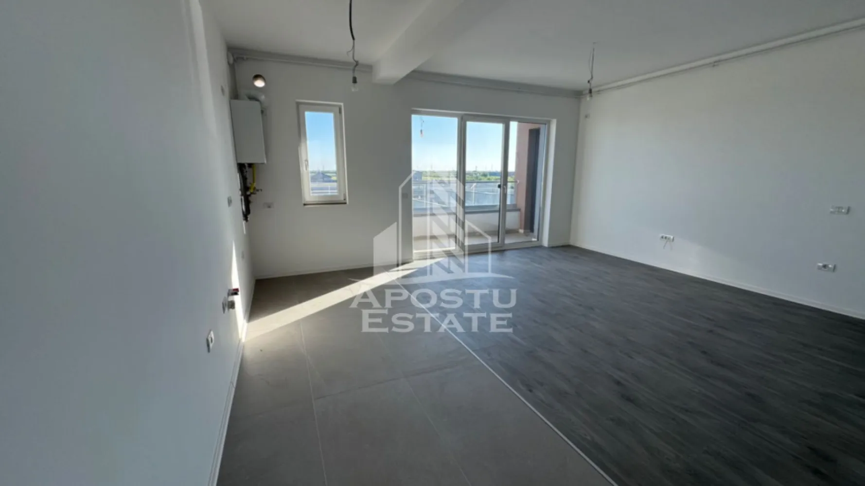 Apartament cu 3 camere, de vanzare,Torontalului,Timisoara - Apostu Estate va ofera spre vanzare un apartament openspace cu 3 camere, situat la etajul 2/3 intr-un bloc nou din zona Torontalului.

Apartamentul dispune de o suprafata de 75 mp si compartimentat astfel:

- hol de acces

- living spatios openspace cu bucatarie, iesire spre terasa 
- dormitor matrimoneal cu baie proprie
- dormitor secundar
- 2 bai, dintre care una cu cada si cealalata cu dus

Confortul termic este realizat prin centrala proprie si incalzire in pardoseala.

Dotari: Tamplarie PVC cu geamuri tripan, usi Porta Doors, izolatie de 10cm, izolatie fonica intre apartamente

Apartamentul se vinde precum se vede in poze. 

Locul de parcare este inclus in pret
Pretul nu include TVA.

Vecinatati: Vox Technology Park 2.5 km, timp cu masina 4-5min

Lidl~1,3 km, timp cu masina 3 min

METRO Timișoara 2 ~1 km, timp cu masina 1-2 min

Iulius Town~4 km, timp cu masina 8-10 min

Agentia imobiliara Apostu Estate va ofera consultanta bancara gratuita prin intermediul colaboratorilor nostri pentru alegerea celui mai potrivit tip de credit, astfel incat tu sa devi noul proprietar al acestui apartament.

Va asteptam cu drag la o vizionare!

ID intern: CP3155662!
