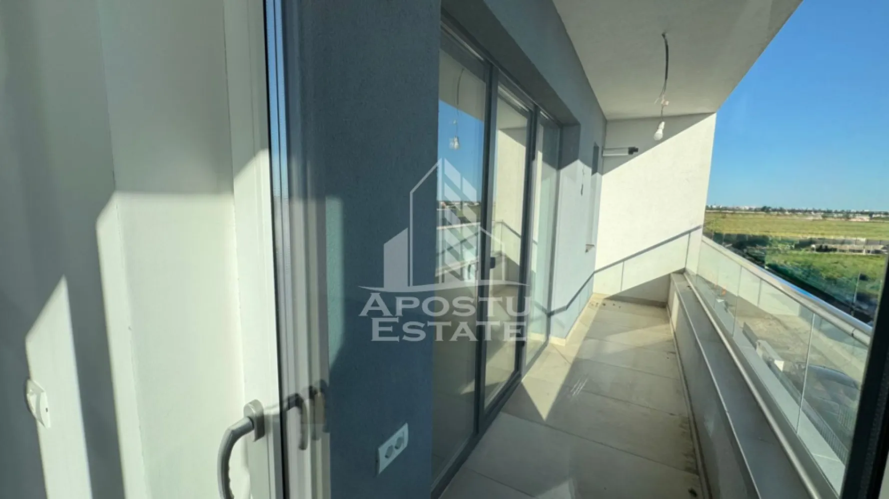 Apartament cu 3 camere, de vanzare,Torontalului,Timisoara - Apostu Estate va ofera spre vanzare un apartament openspace cu 3 camere, situat la etajul 2/3 intr-un bloc nou din zona Torontalului.

Apartamentul dispune de o suprafata de 75 mp si compartimentat astfel:

- hol de acces

- living spatios openspace cu bucatarie, iesire spre terasa 
- dormitor matrimoneal cu baie proprie
- dormitor secundar
- 2 bai, dintre care una cu cada si cealalata cu dus

Confortul termic este realizat prin centrala proprie si incalzire in pardoseala.

Dotari: Tamplarie PVC cu geamuri tripan, usi Porta Doors, izolatie de 10cm, izolatie fonica intre apartamente

Apartamentul se vinde precum se vede in poze. 

Locul de parcare este inclus in pret
Pretul nu include TVA.

Vecinatati: Vox Technology Park 2.5 km, timp cu masina 4-5min

Lidl~1,3 km, timp cu masina 3 min

METRO Timișoara 2 ~1 km, timp cu masina 1-2 min

Iulius Town~4 km, timp cu masina 8-10 min

Agentia imobiliara Apostu Estate va ofera consultanta bancara gratuita prin intermediul colaboratorilor nostri pentru alegerea celui mai potrivit tip de credit, astfel incat tu sa devi noul proprietar al acestui apartament.

Va asteptam cu drag la o vizionare!

ID intern: CP3155662!