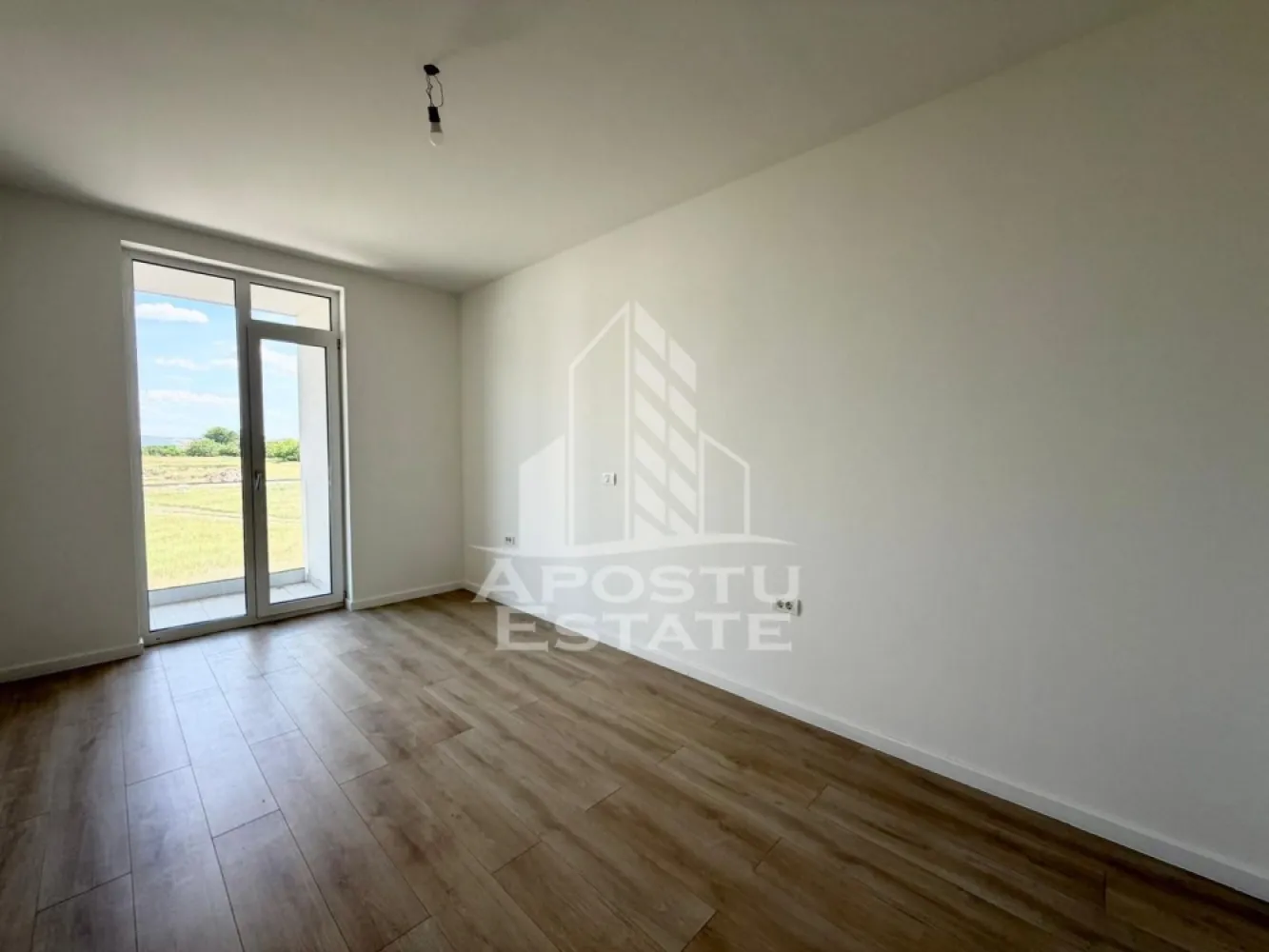 Apartament 2 camere de vanzare, zona Torontalului, Timisoara - Agentia imobiliara APOSTU ESTATE va propune spre vanzare, un apartament OpenSpace si elegant cu 2 camere de 53.1 mp si balcon de 5.5 mp si lojie de 4.6 mp, situat la etajul 1 din 3 in bloc nou in zona Aradului din Timisoara, o zona linistita si foarte bine conectata. Aceasta proprietate este ideala pentru familii sau pentru cei care isi doresc un apartament bine compartimentat, confortabil si potrivit atat pentru locuinta proprie, cat si pentru investitie imobiliara.

Detalii generale:
- Suprafata utila: 53.1 mp
- Suprafata balcon: 5.5 mp
- Suprafata lojie: 4.6 mp
- Etaj intermediar: 2 din 3

Compartimentare:
- Hol de acces generos
- Bucatarie
- Living luminos si spatios
- Dormitor matrimonial
- Baie cu dus
- Balcon
- Lojie

Detalii:
- Loc de parcare inclus in Cf
- TVA inclus in pret
- Avem apartamente disponibile la etajul 1 si 2

Confort si dotari:
- Apartamentul beneficiaza de centrala termica proprie pe gaz cu incalzire in pardoseala si aer conditionat.
- Termostat in fiecare camera

Localizare:
Zona este foarte linistita, cu acces rapid catre oras si multiple puncte de interes: supermarket-uri, piata, farmacii, scoli, gradinite, restaurante si mijloace de transport in comun. In apropiere se afla Iulius Mall, ceea ce creste atractivitatea proprietatii atat pentru locuit, cat si pentru inchiriere.

Agentia Apostu Estate va ofera consultata bancara gratuita prin intermediul colaboratorilor nostri si broker de credite pentru alegerea celui mai potrivit tip de credit, astfel incat dvs sa deveniti proprietar in cel mai scurt timp posibil.

Programeaza o vizionare chiar astazi si descopera avantajele acestui apartament spatios din Torontalului!
ID intern: CP3155793!
