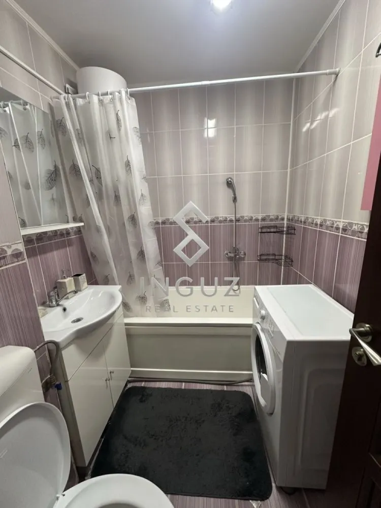 DE ÎNCHIRIAT – GARSONIERĂ – ZONA IANCULUI - DE ÎNCHIRIAT – GARSONIERĂ – ZONA IANCULUI

Oferim spre închiriere o garsonieră modernă, situată în zona Iancului, într-o zonă excelent conectată la mijloacele de transport.

Detalii proprietate:
• Garsonieră complet mobilată și utilată modern
• Stare impecabilă
• Confort sporit și spațiu bine organizat
• Acces rapid către toate facilitățile urbane

Localizare:
• La doar 3 minute de mers pe jos de stația de metrou Iancului
• Acces foarte ușor la tramvai, autobuz și metrou
• În apropiere: magazine, farmacii și toate serviciile necesare

Condiții de închiriere:
• Chirie: 500 Euro/lună (negociabil)
• Nu se acceptă animale de companie
• Disponibilă imediat

Comision agenție: 50% din prima lună de chirie
____________________________________________________________________________

للإيجار – استوديو – منطقة إيانكولوِي (Iancului)

نقدم استوديو حديث للإيجار، يقع في منطقة إيانكولوِي، ضمن موقع ممتاز قريب من جميع وسائل النقل.

تفاصيل العقار:
• استوديو مفروش ومجهز بالكامل بشكل حديث
• حالة ممتازة
• تصميم عملي ومساحة مريحة
• قريب من جميع الخدمات

الموقع:
• على بعد 3 دقائق فقط سيراً على الأقدام من محطة مترو Iancului
• وصول سهل إلى الترام والحافلات والمترو
• بالقرب من المتاجر والصيدليات وجميع الخدمات الأساسية

شروط الإيجار:
• الإيجار الشهري: 500 يورو (قابل للتفاوض)
• لا يُسمح باصطحاب الحيوانات
• متاح فوراً

عمولة المكتب: 50% من إيجار شهر واحد

Inguz Real Estate
📱 +40 774 017 567
📱 +40 724 922 092
✉️ info@inguzrealestate.com