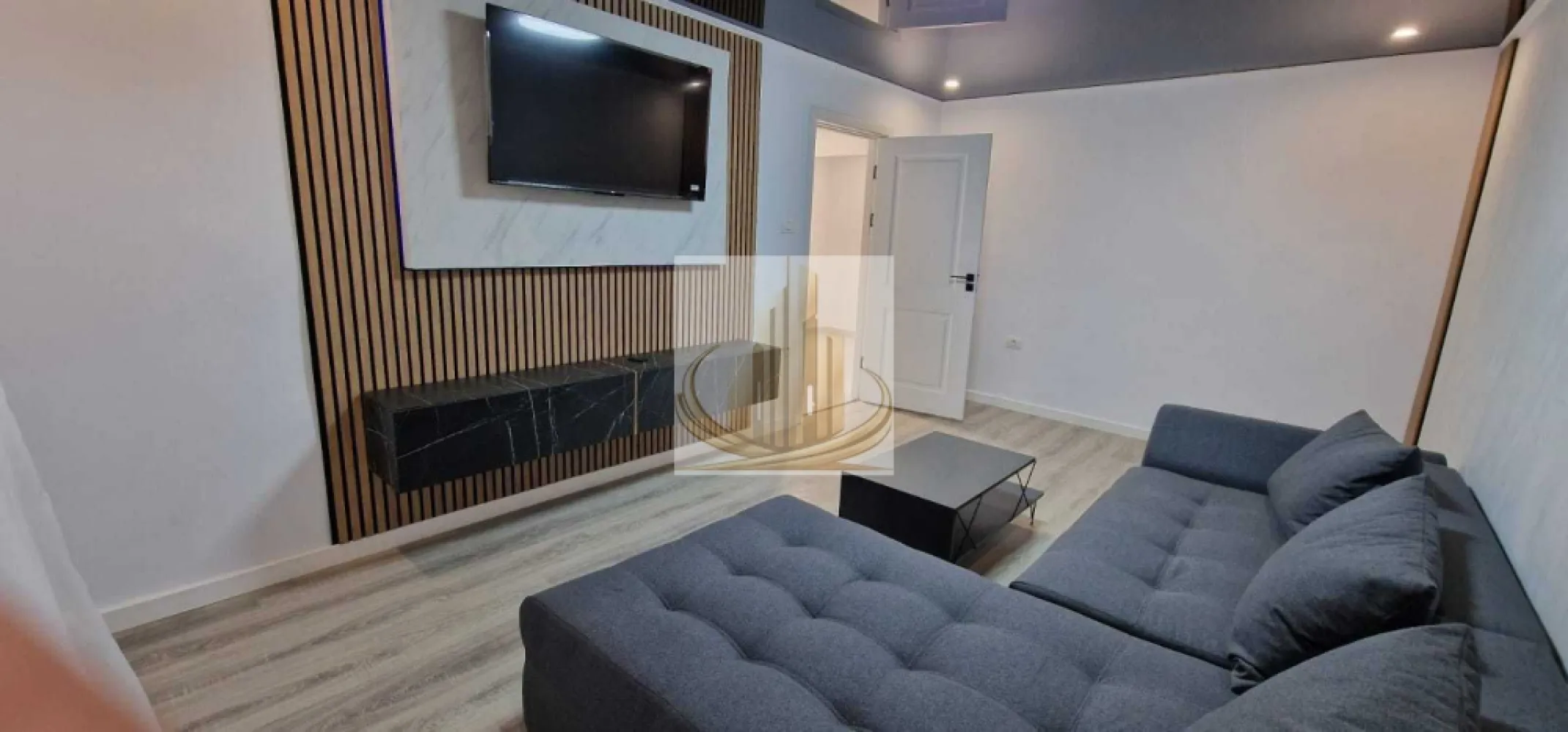 Apartament 3 camere Parter Lipovei 68mp - Apartament decomandat, 68 mp utili, situat la parter, în zona Lipovei, ideal pentru familii, persoane în vârstă sau pentru cei care își doresc acces facil.

Locuința este complet mobilată și utilată, fiind pregătită pentru mutare imediată. Apartamentul a fost renovat integral, inclusiv instalația electrică și cea sanitară, beneficiind de centrală termică nouă pentru un confort sporit și costuri eficiente de întreținere.

Printre avantajele proprietății se numără:

Suprafață utilă: 68 mp
Compartimentare decomandată
Parter
Complet mobilat și utilat
Garaj inclus
Renovat complet
Instalație electrică nouă
Instalație sanitară nouă
Centrală termică nouă
Zonă liniștită și bine conectată – Lipovei

Pentru mai multe informații sau programarea unei vizionări, vă stăm la dispoziție.
ID Intern CP3155917